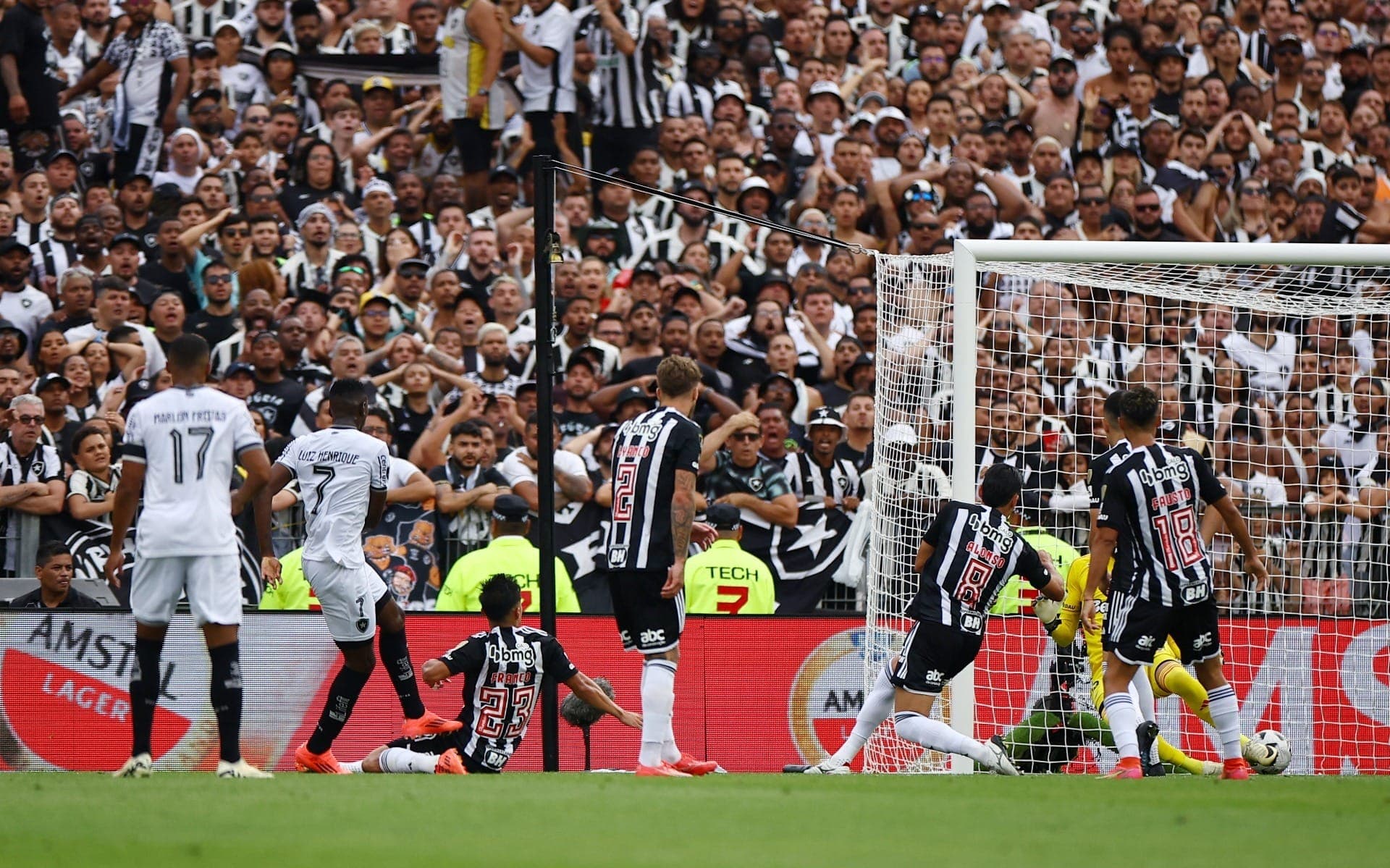 Luiz Henrique, camisa 7, abre o placar para o Botafogo contra o Atlético-MG