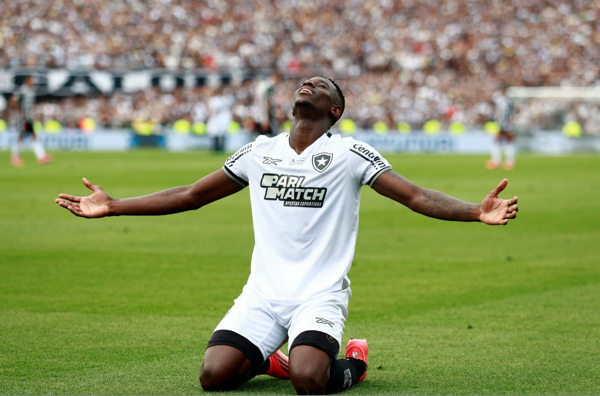 Luiz Henrique, do Botafogo, comemora gol contra o Atlético-MG na final da Libertadores 2024