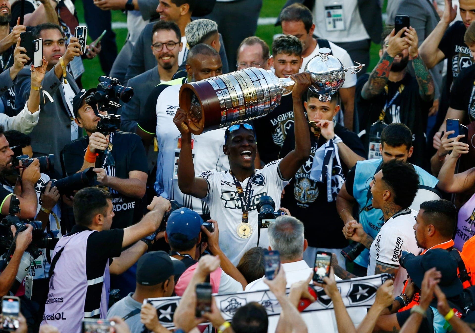 Luiz Henrique levanta a taça da Libertadores