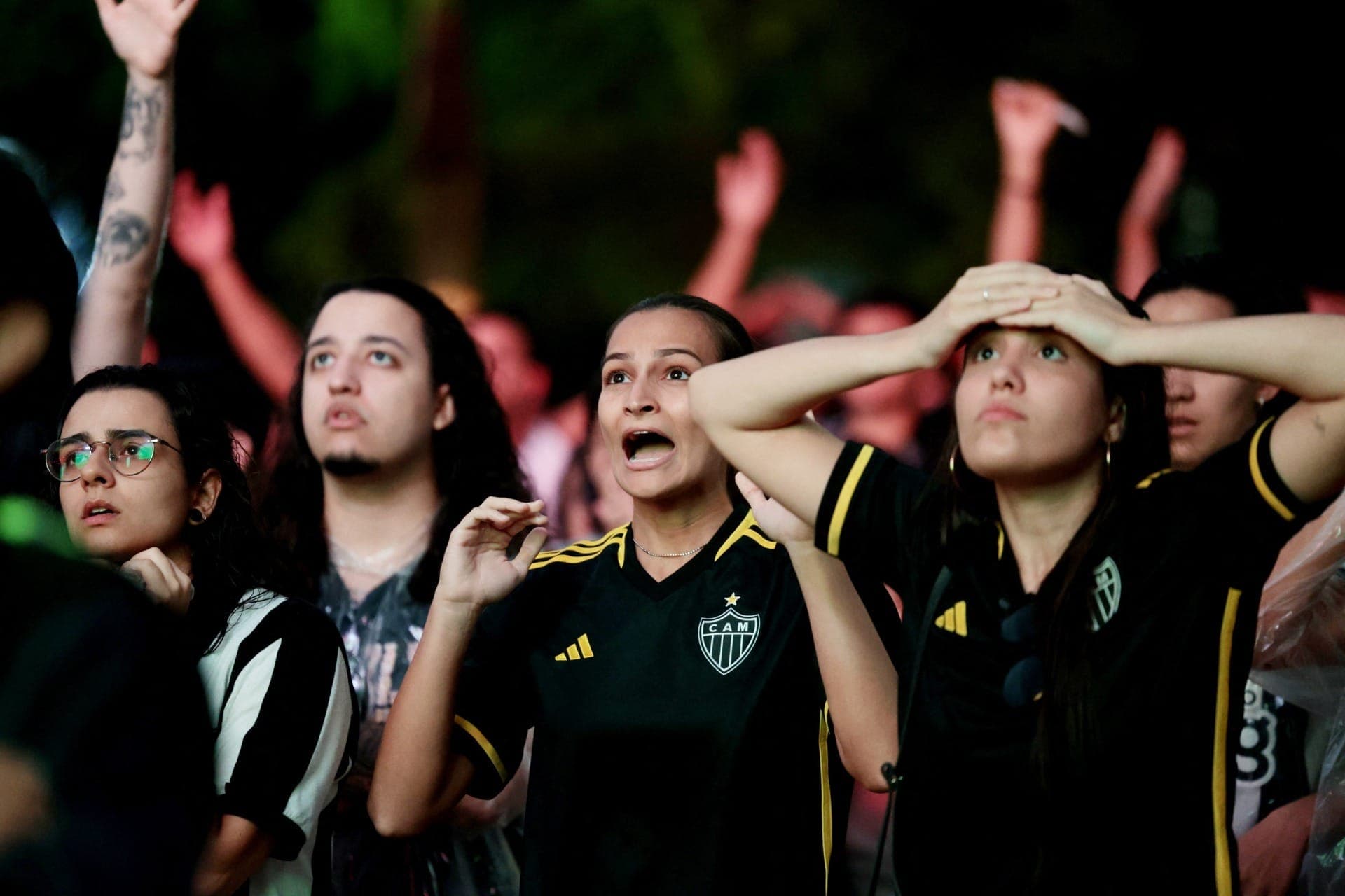 Torcida do Atlético-MG em Belo Horizonte assistindo à final da Libertadores