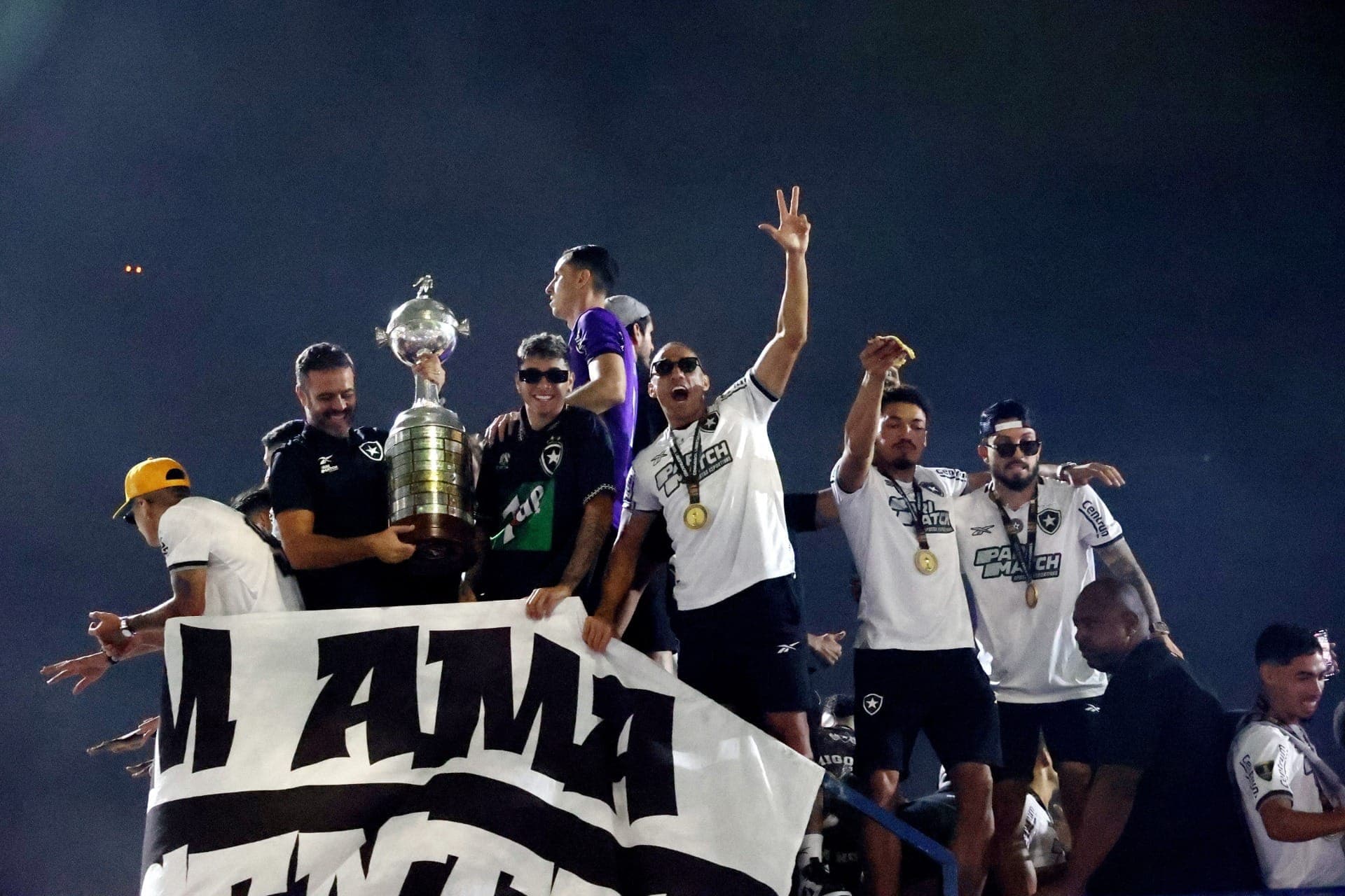 Elenco do Botafogo com o trofeu da Libertadores