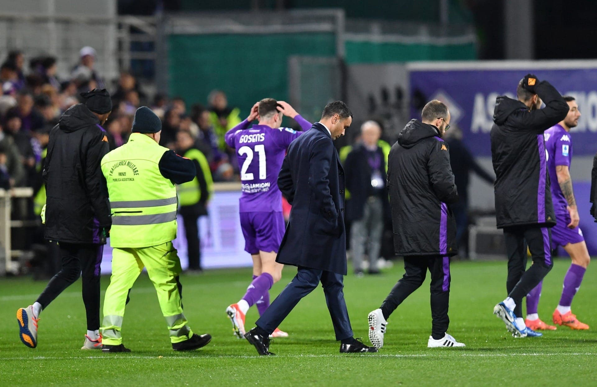 Jogadores da Fiorentina durante atendimento a Eduardo Bove