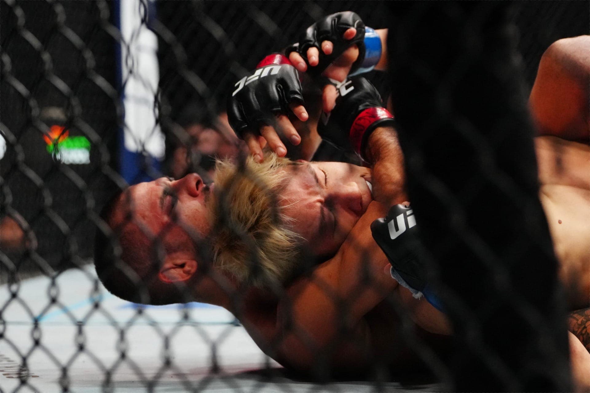 Alexandre Pantoja finaliza Kai Asakura na luta principal do UFC 310