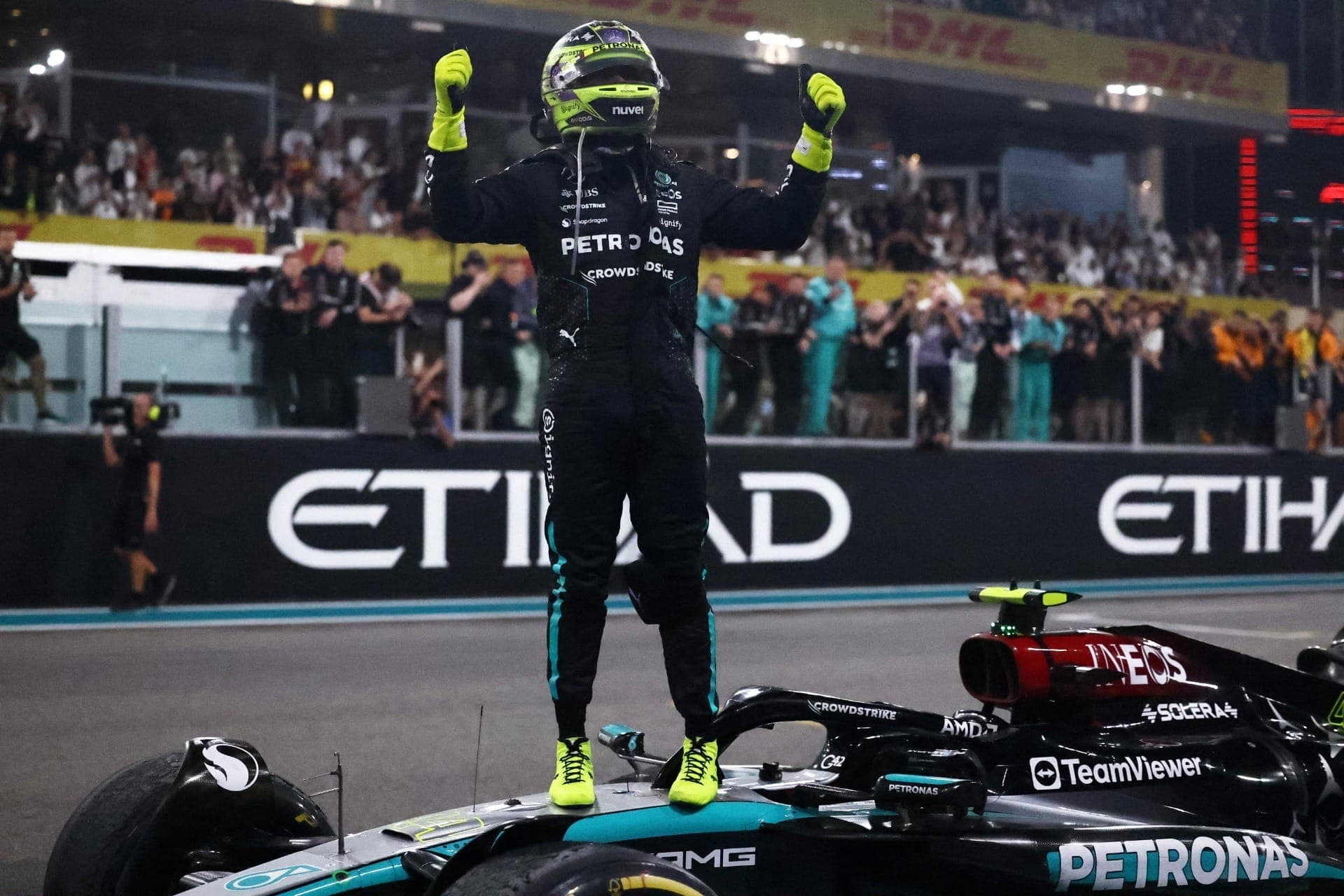 Hamilton na despedida da Mercedes em Abu Dhabi; britânico correrá pela Ferrari em 2025
