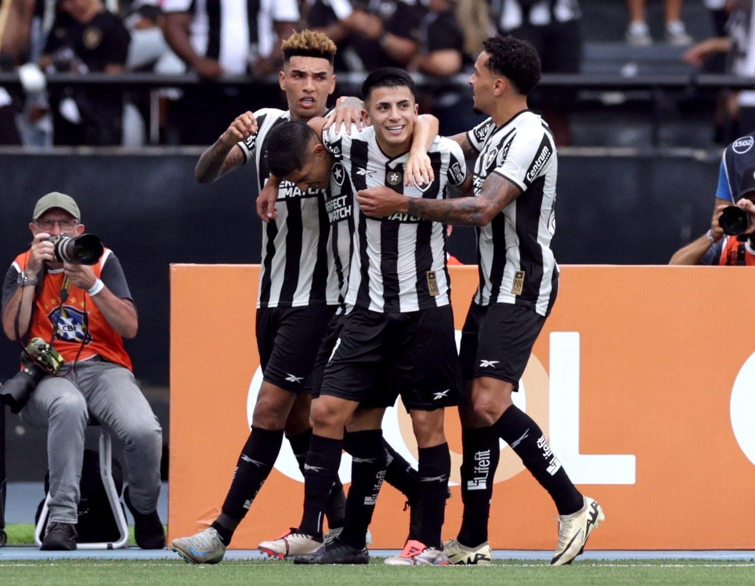 Jogadores do Botafogo comemoram gol contra o São Paulo