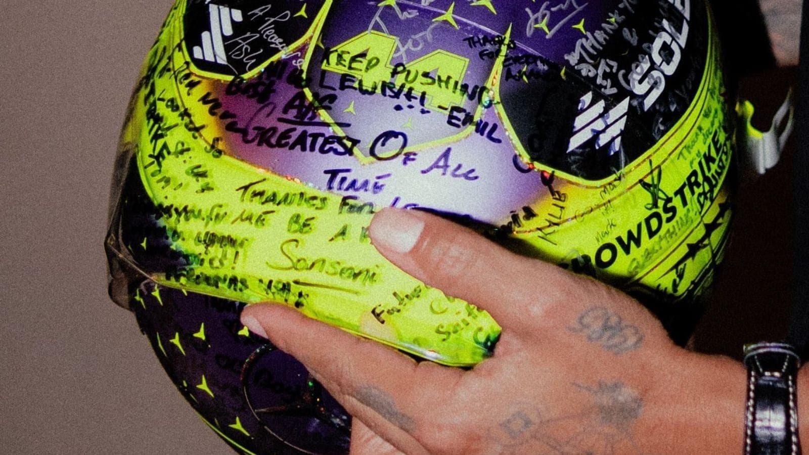 Capacete de Lewis Hamilton assinado pela Mercedes