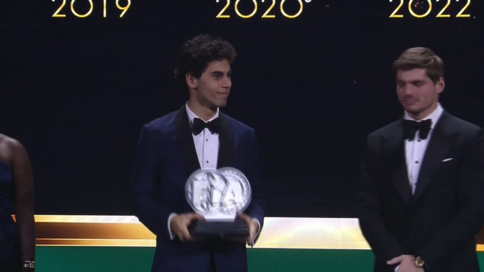 Gabriel Bortoleto recebe prêmio de Max Verstappen em premiação da FIA