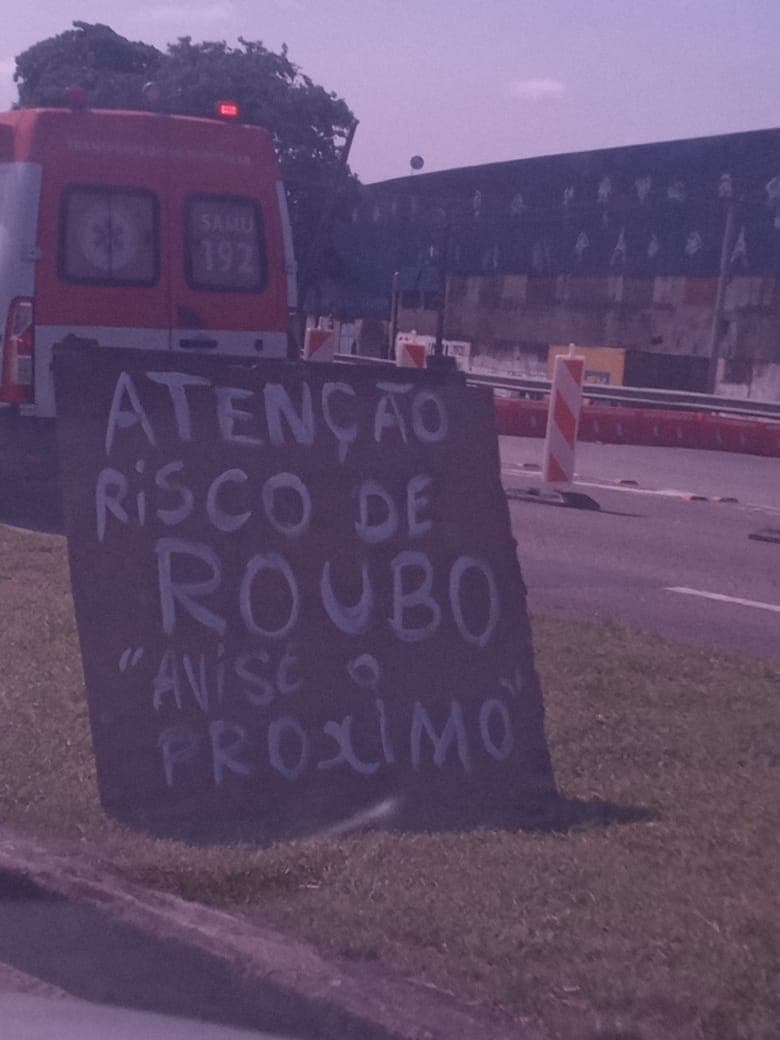 O aviso está localizado na altura da entrada para a Rodovia Presidente Dutra