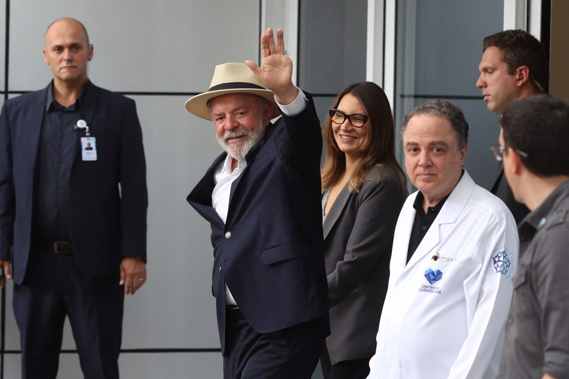 Lula deixa o hospital Sírio-Libanês, em São Paulo, após receber alta hospitalar
