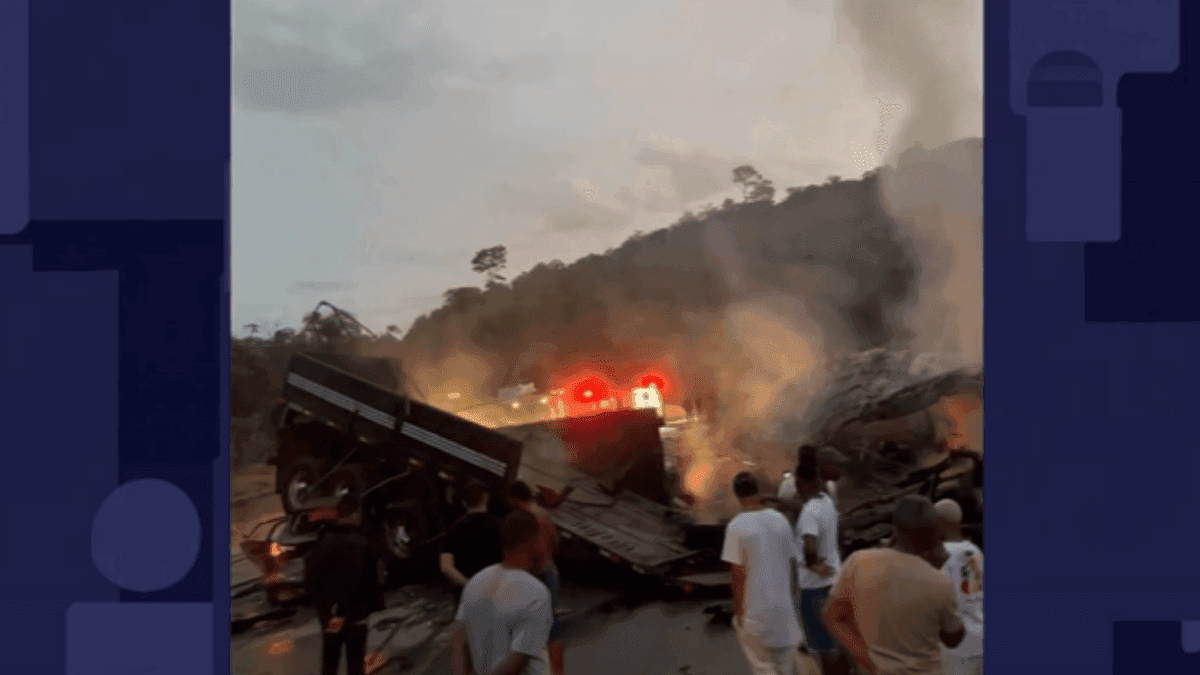 Segundo PRF, a carreta transportava uma pedra de granito que teria atingido o ônibus