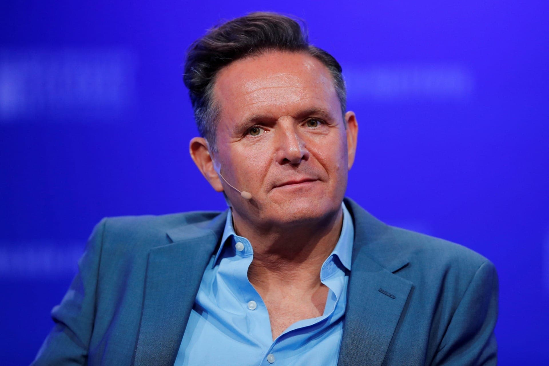 Mark Burnett durante coletiva em conferência global no Instituto Milken, em Beverly Hills