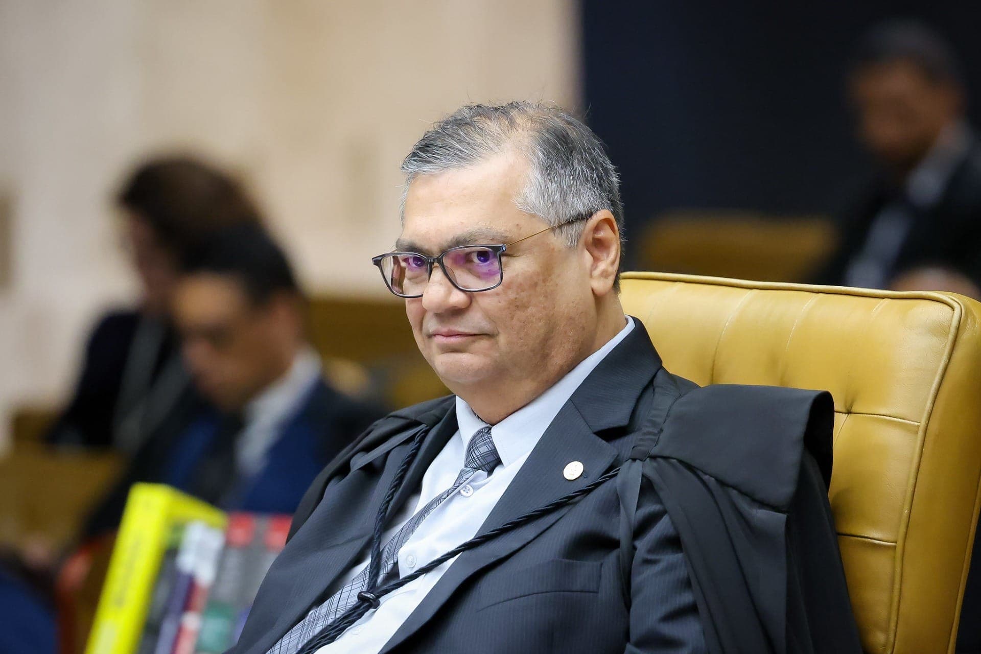 Dino rejeita explicações da Câmara e exige resposta sobre emenda até às 20h desta sexta (27)