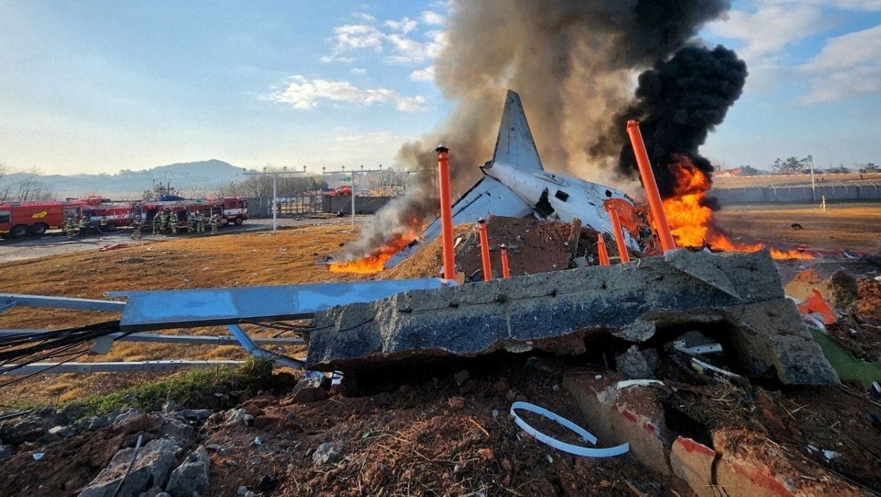 Incêndio em avião que se acidentou no aeroporto de Muan, na Coreia do Sul