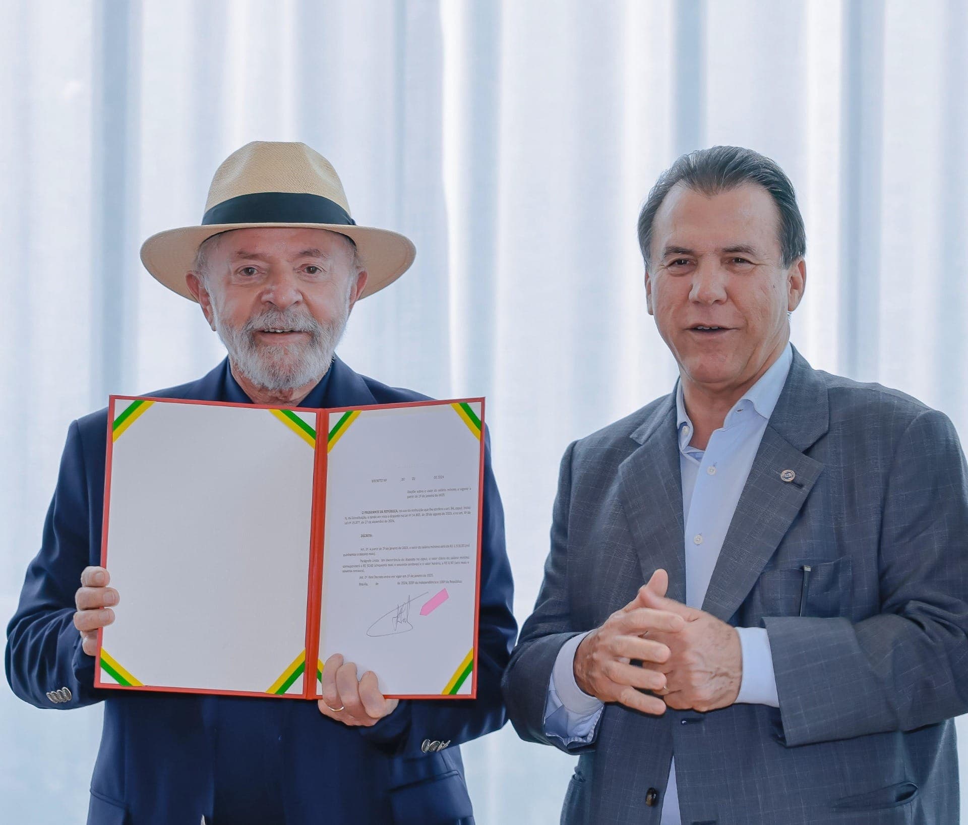 Lula assina o reajuste do salário mínimo ao lado do ministro do Trabalho e Emprego, Luiz Marinho