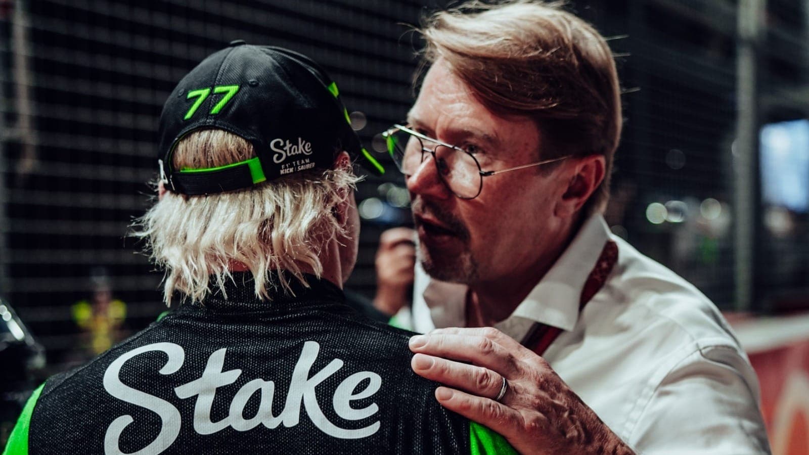 Valtteri Bottas (esq) foi titular de 2013 a 2024; Mika Hakkinen (dir) correu de 1991 a 2001