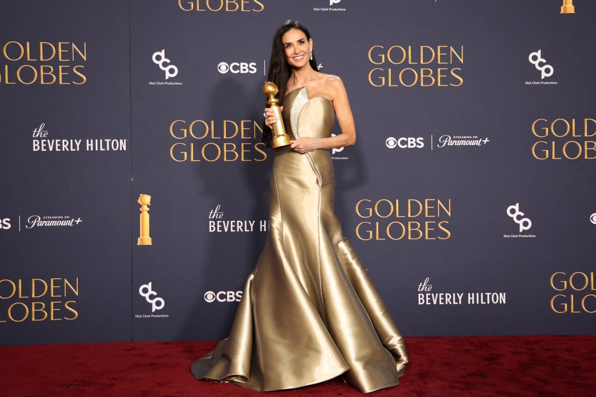 Demi Moore posa com o prêmio de Melhor Performance de Atriz em Filme Musical ou Comédia, por A Substância, no 82º Globo de Ouro