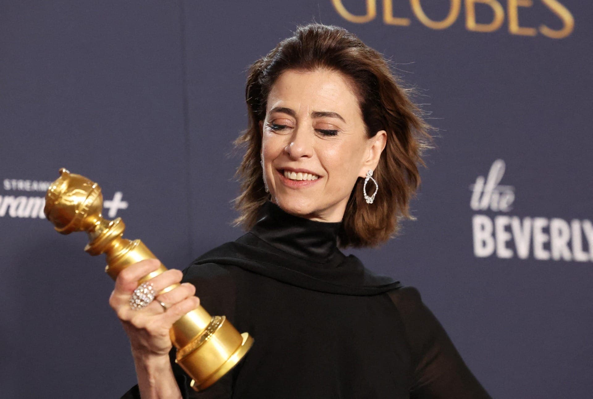 Fernanda Torres posa com o troféu de melhor atriz de drama após vencer o Globo de Ouro 2025