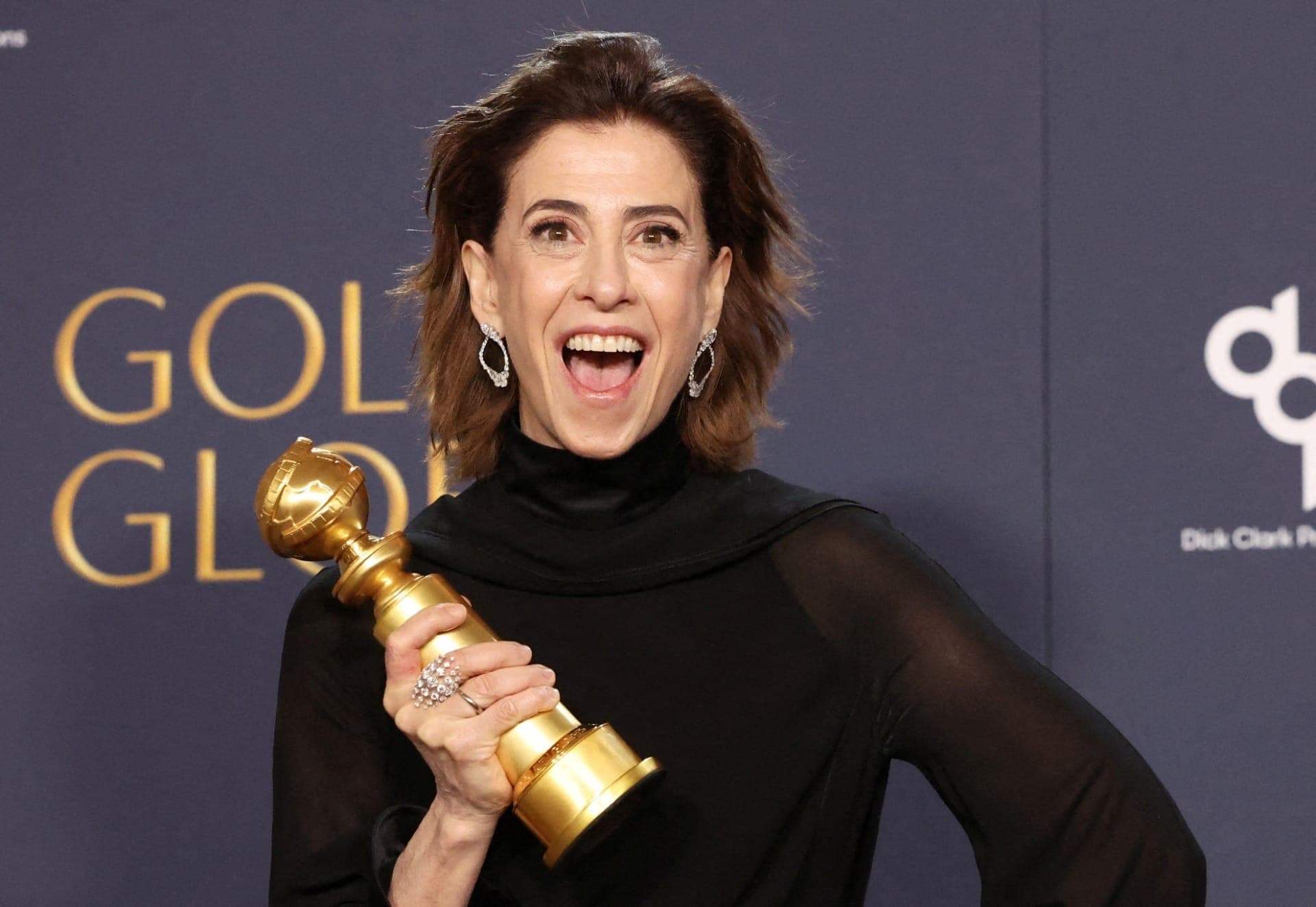 Fernanda Torres posa com o troféu de melhor atriz de drama, vencido no Globo de Ouro de 2025