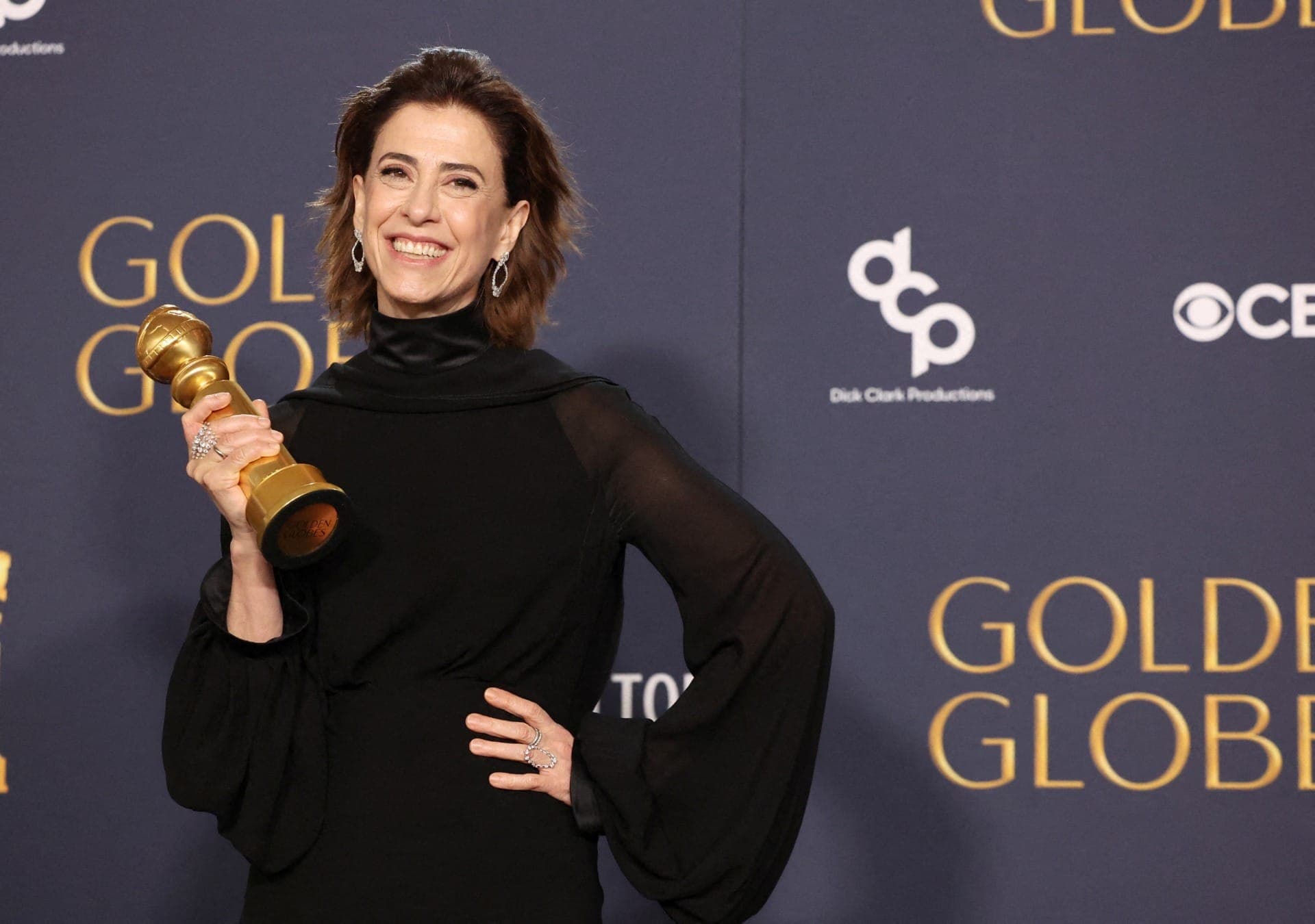 Fernanda Torres posa para fotos após ser premiada como melhor atriz de drama no Globo de Ouro