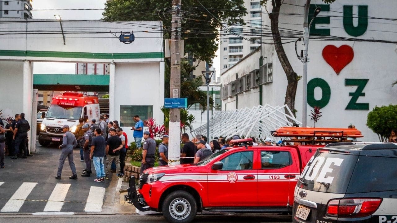 Viaturas na frente da prefeitura de Osasco (SP)