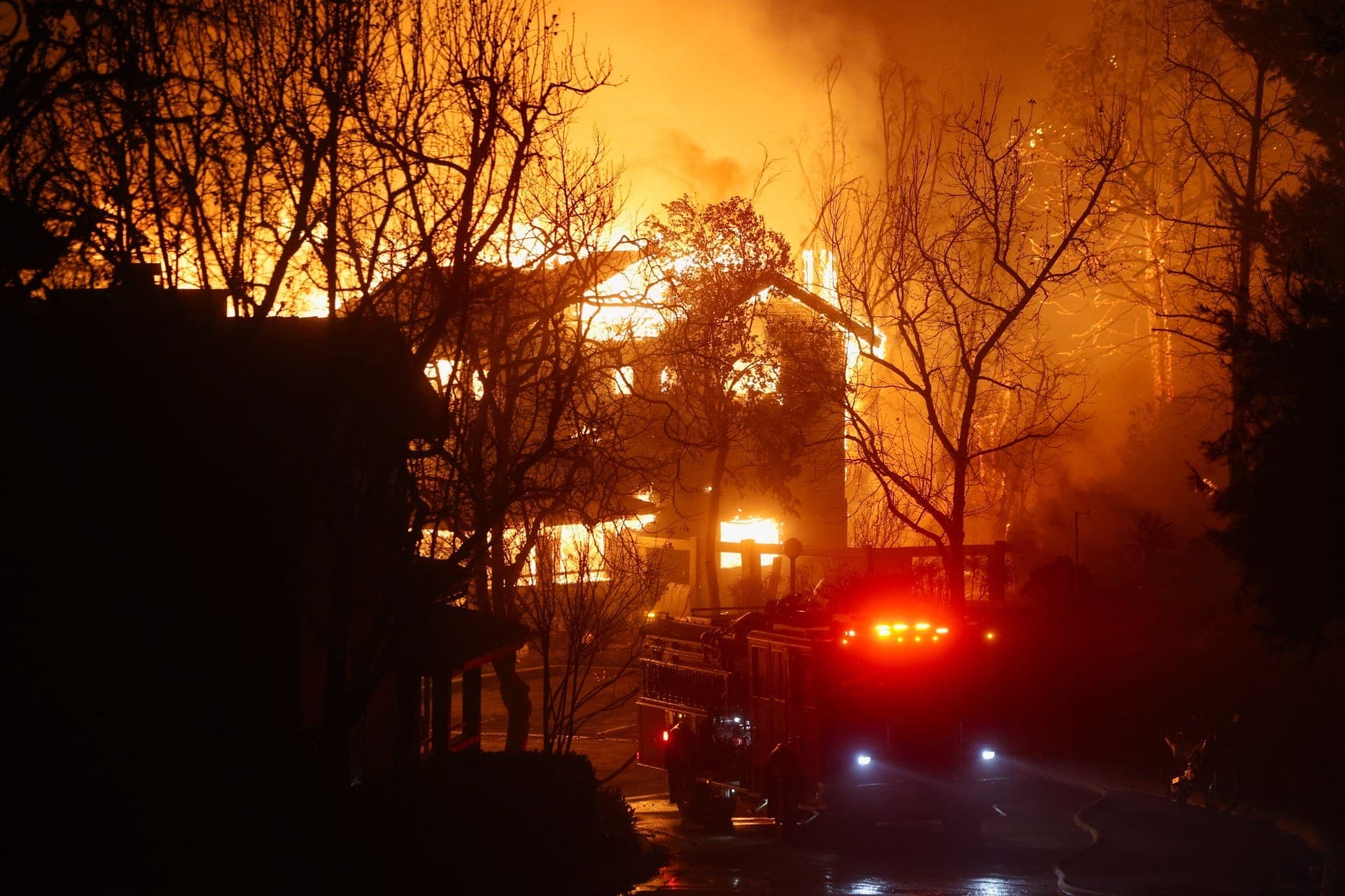 Chamas sobem de uma casa enquanto o incêndio Eaton queima em Pasadena, Califórnia