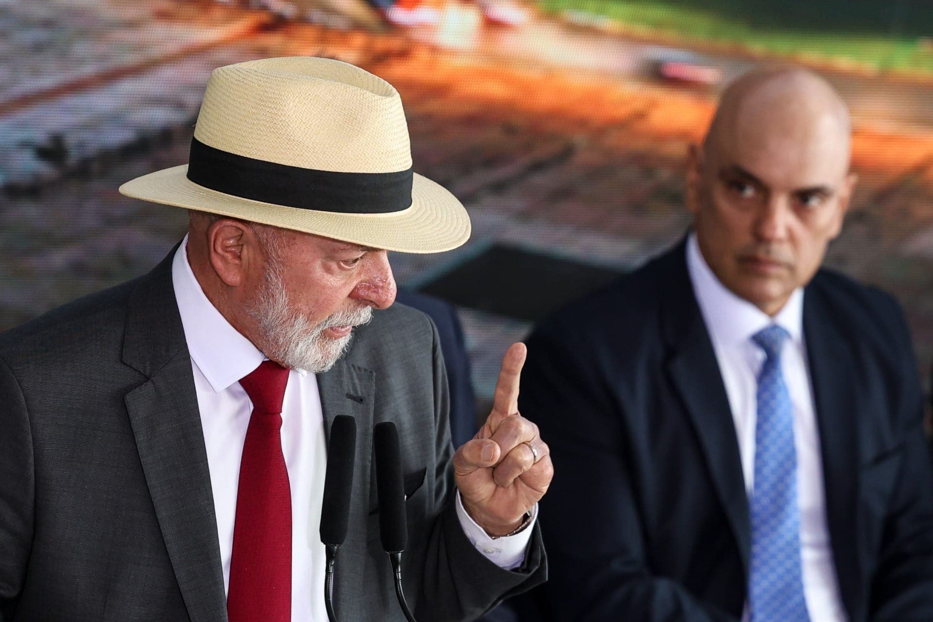 Com Alexandre de Moraes ao lado, Lula discursa em cerimônia do 8 de janeiro