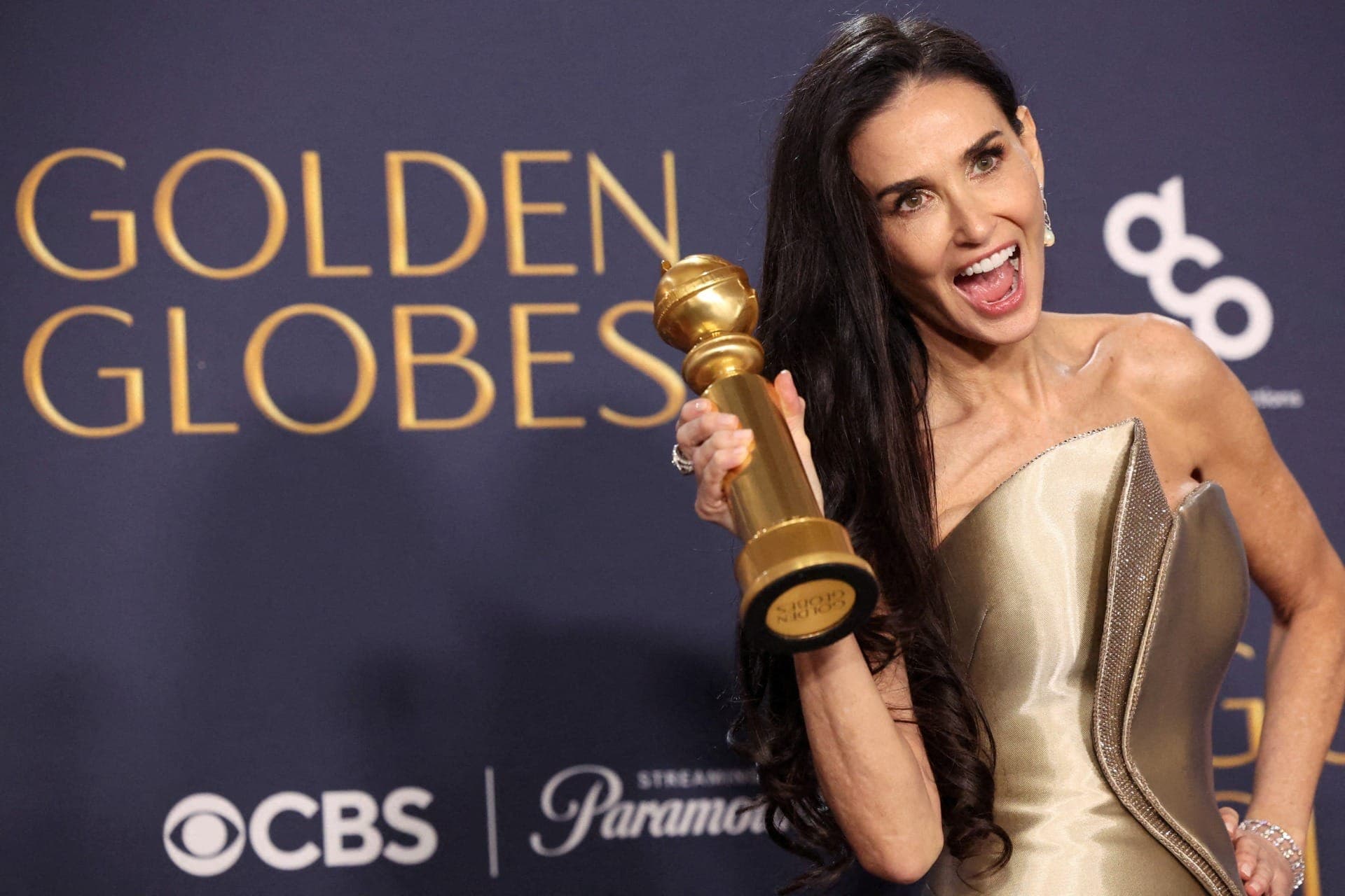 Demi Moore posa com o prêmio de Melhor Performance de Atriz em Filme - Musical ou Comédia, por A Substância, no 82º Globo de Ouro, em Beverly Hills
