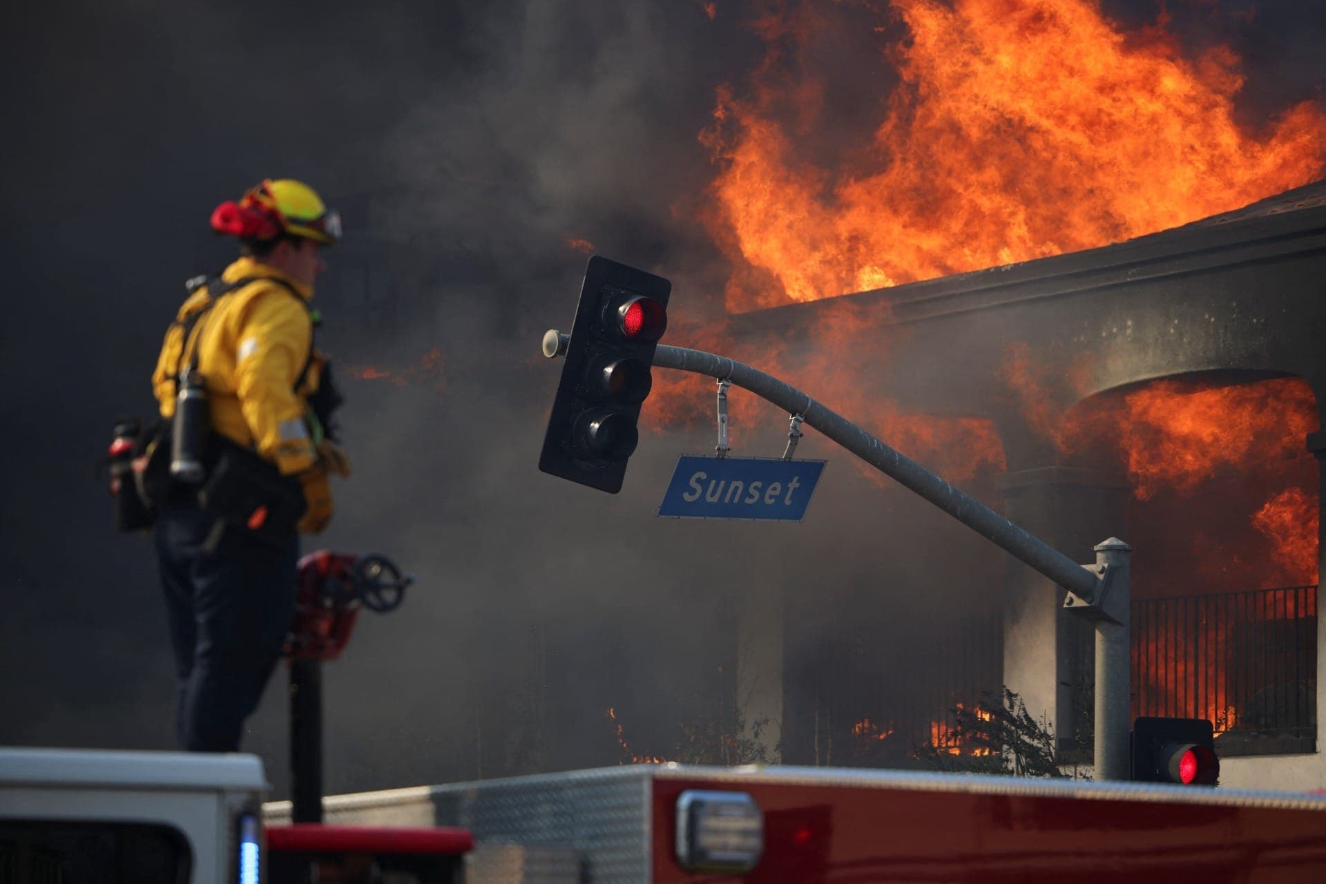Bombeiro combate chamas durante incêndio em Los Angeles; moradores de Pacific Palisades deixaram casas