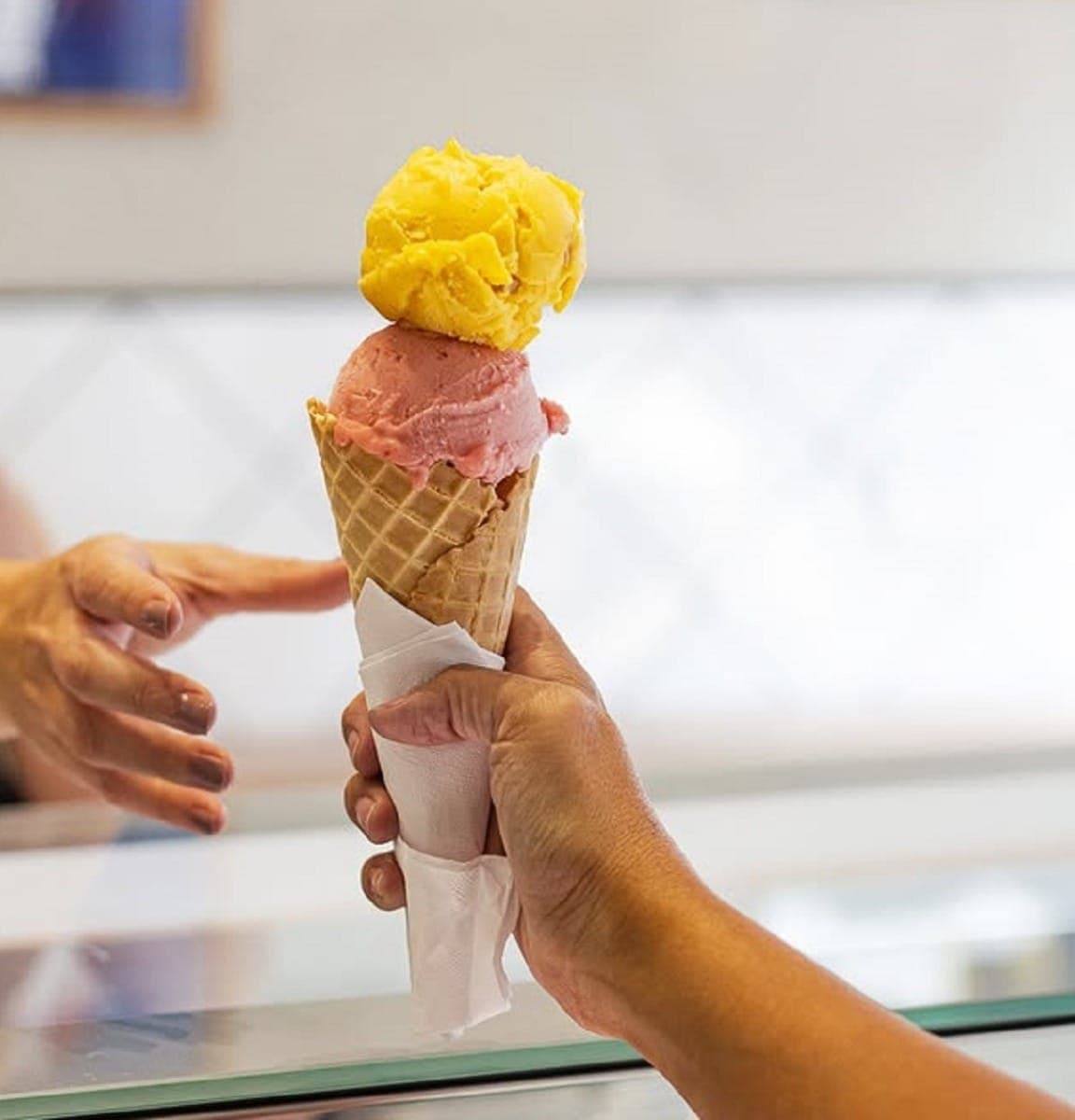 Gelatos e acessibilidade: sorveteria em São Paulo é comandada apenas por funcionários surdos