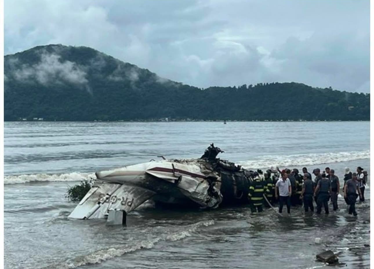 Vídeo mostra avião que saiu da pista explodindo e indo parar no mar em Ubatuba (SP)