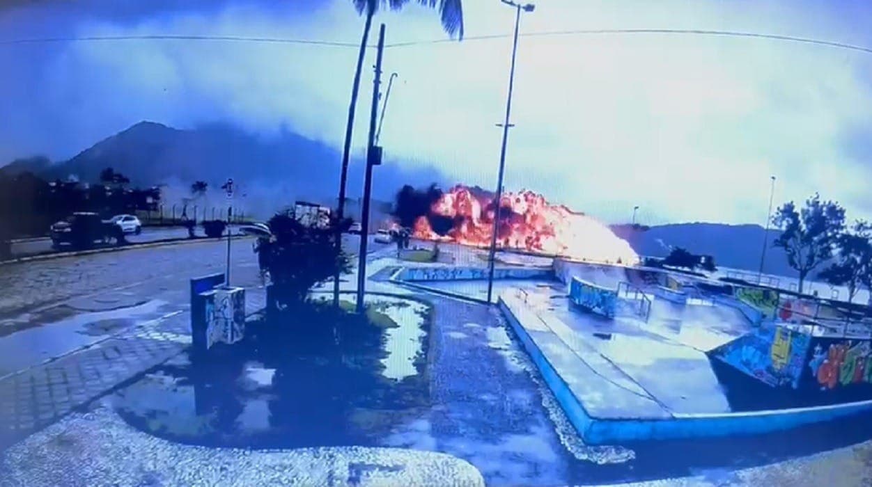 Vídeo mostra avião que saiu da pista explodindo e indo parar no mar em Ubatuba (SP)