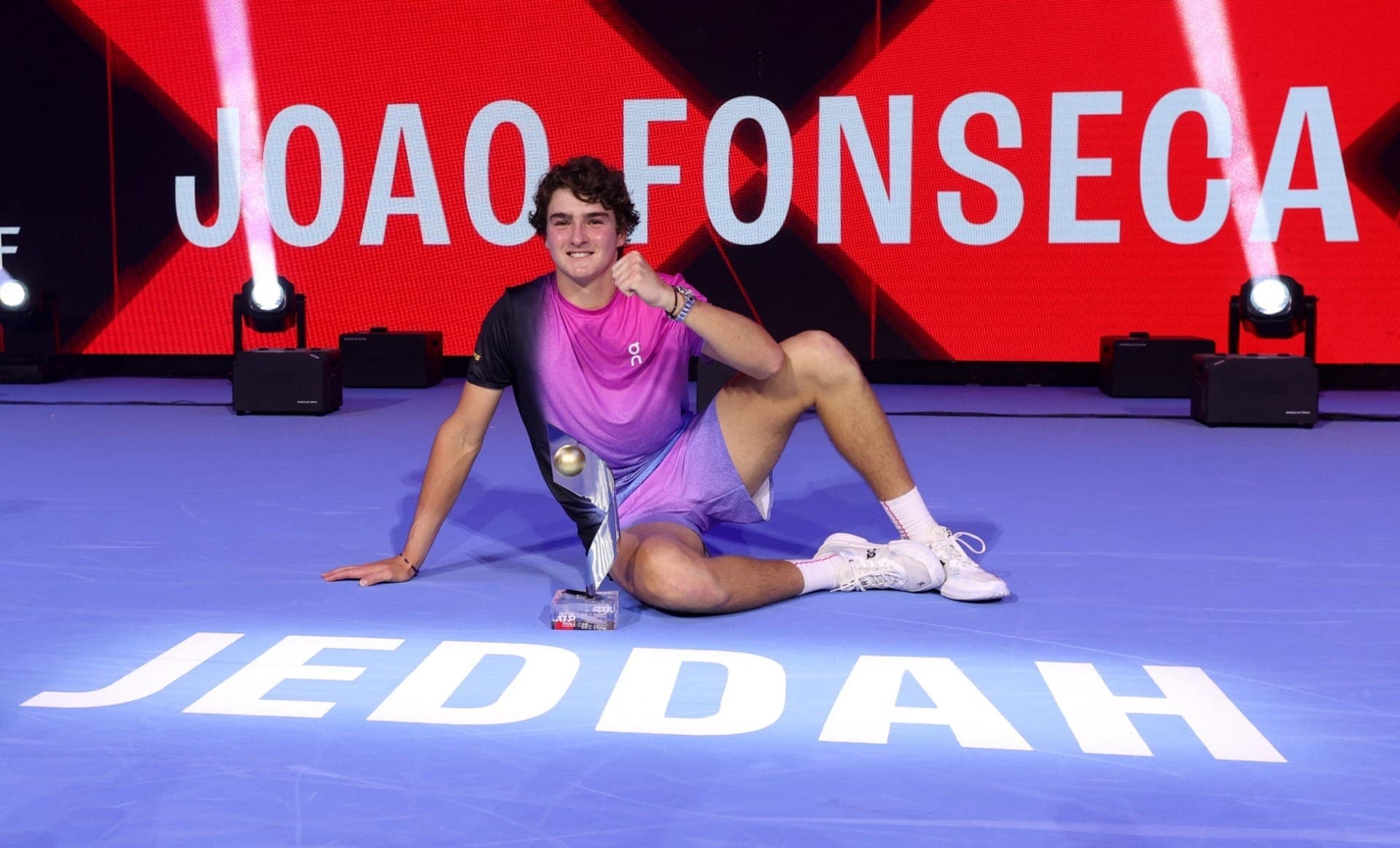 João Fonseca comemora com o troféu após vencer a partida final contra o Learner Tien, dos EUA