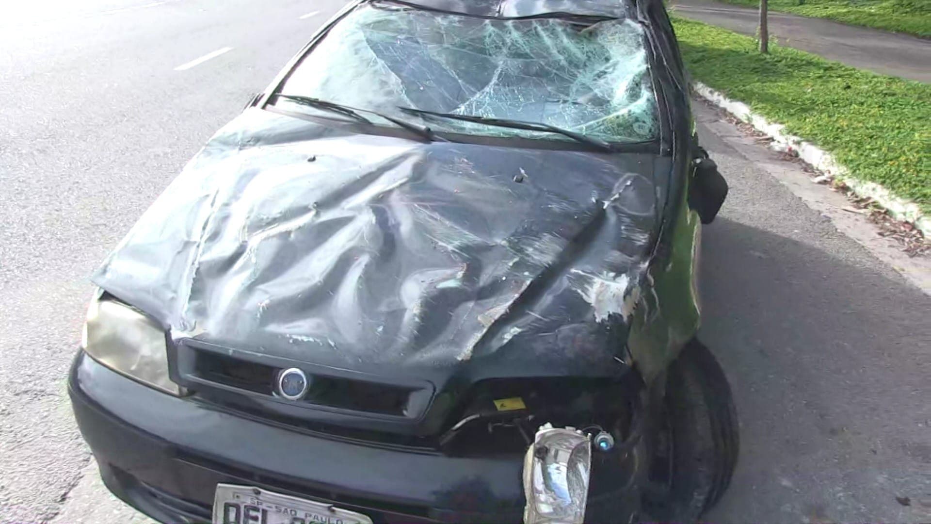 Motorista capota e bate em poste na Marginal Pinheiros
