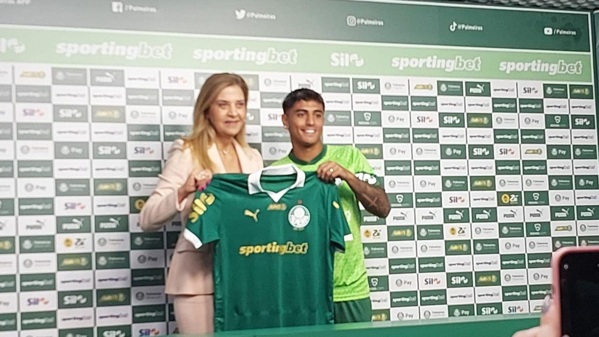 Facundo Torres é apresentado no Palmeiras