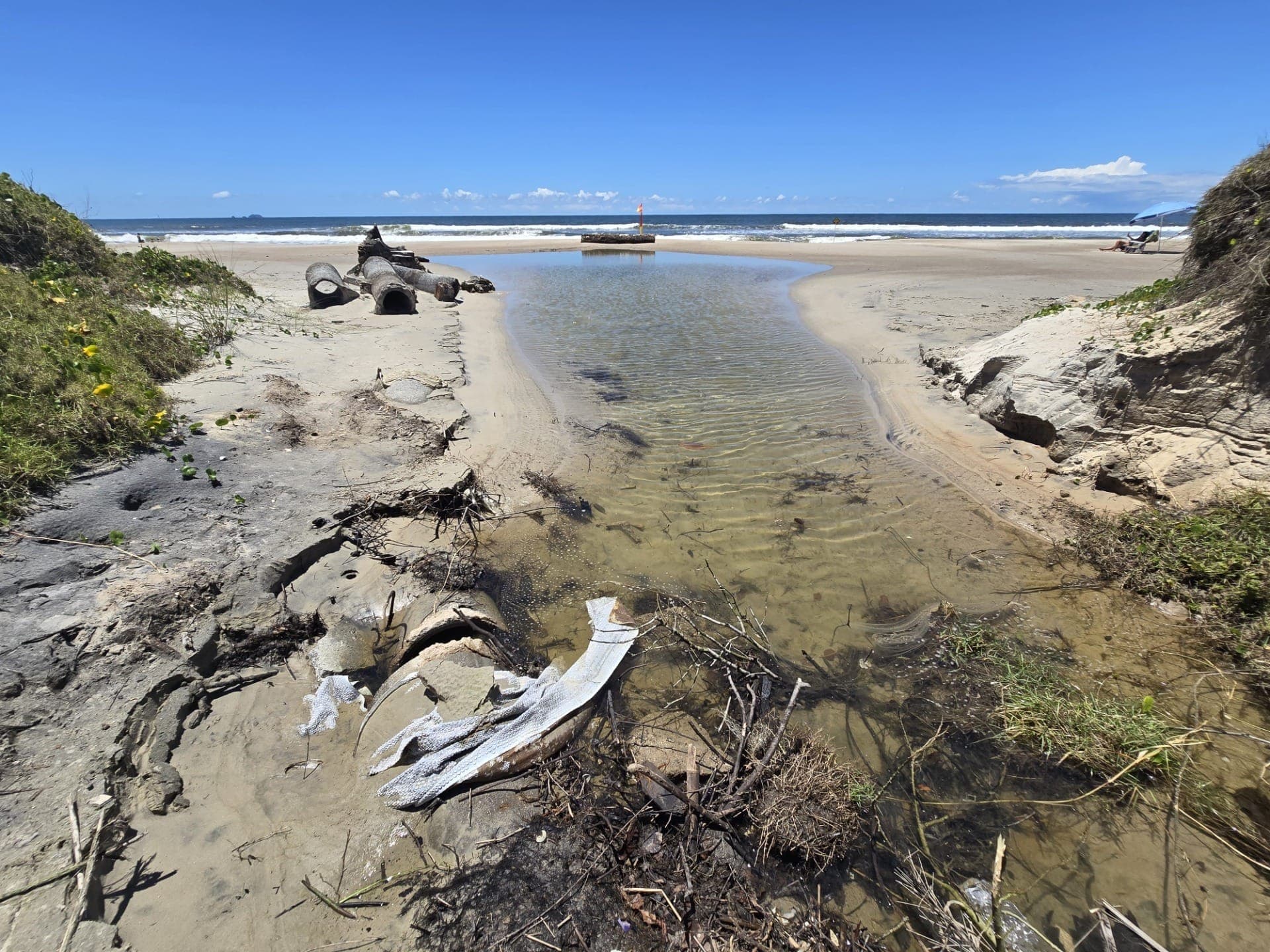Praia imprópria para banho, em balneário de Ipacaray