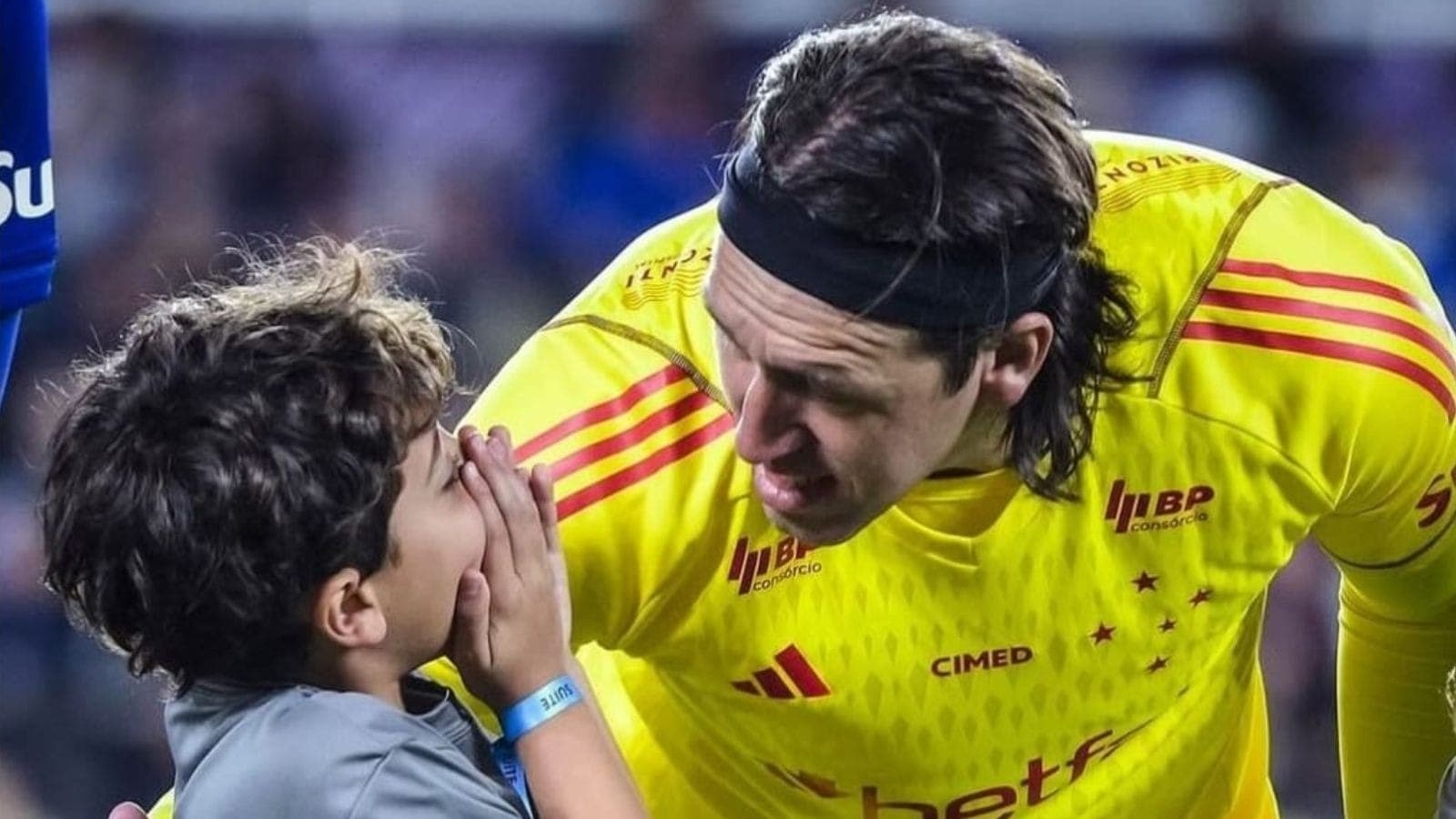 Julio, filho de Neto, em campo com Cássio, goleiro do Cruzeiro