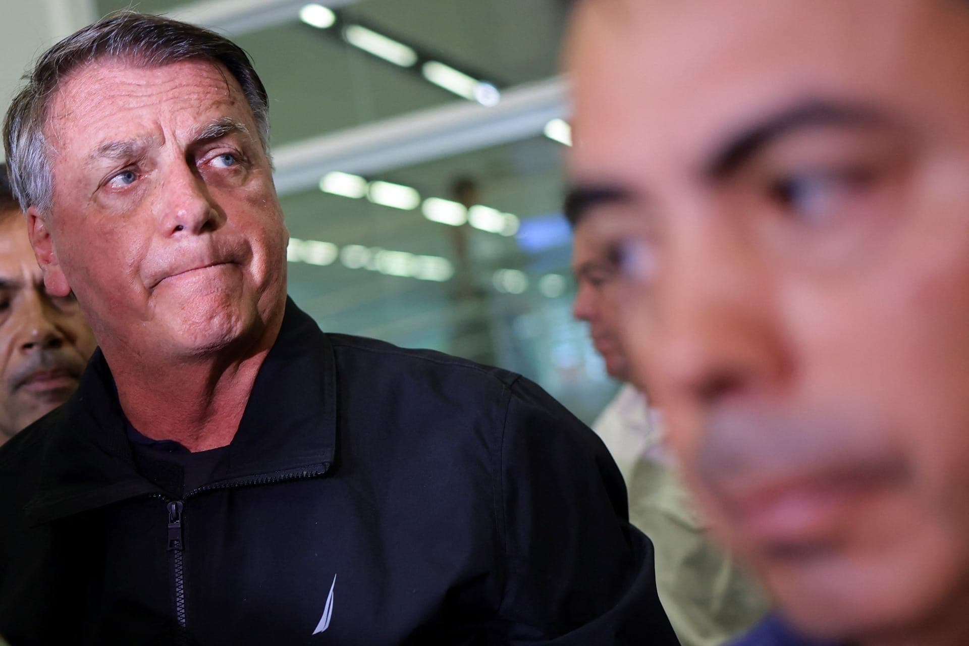 Ex-presidente Jair Bolsonaro se despede de sua esposa, Michelle Bolsonaro, que embarca para os EUA para posse de Donald Trump