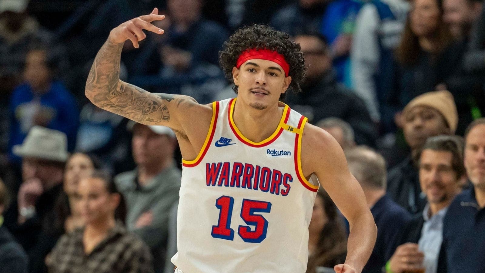 Gui Santos comemora arremesso de três em jogo da NBA