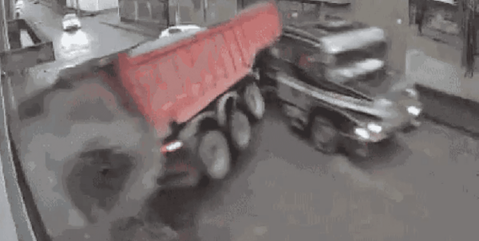 Carreta desgovernada em Divinópolis, MG