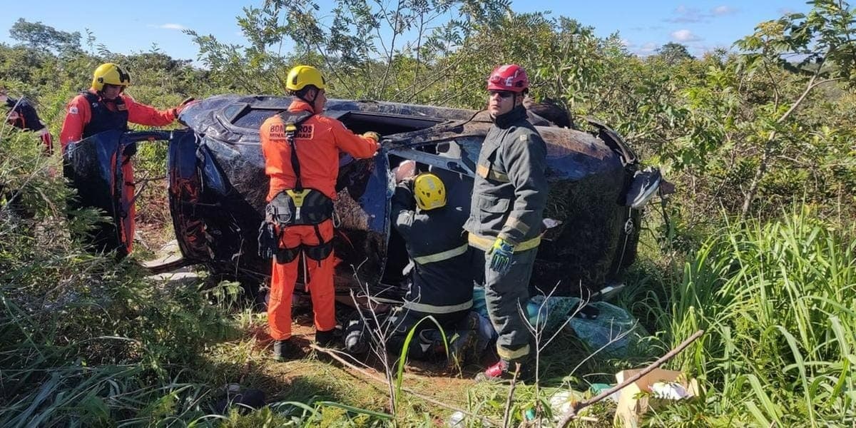 Carro capotado, em Bocaiúva, no Norte de Minas, na altura do km 39, da MGC-451