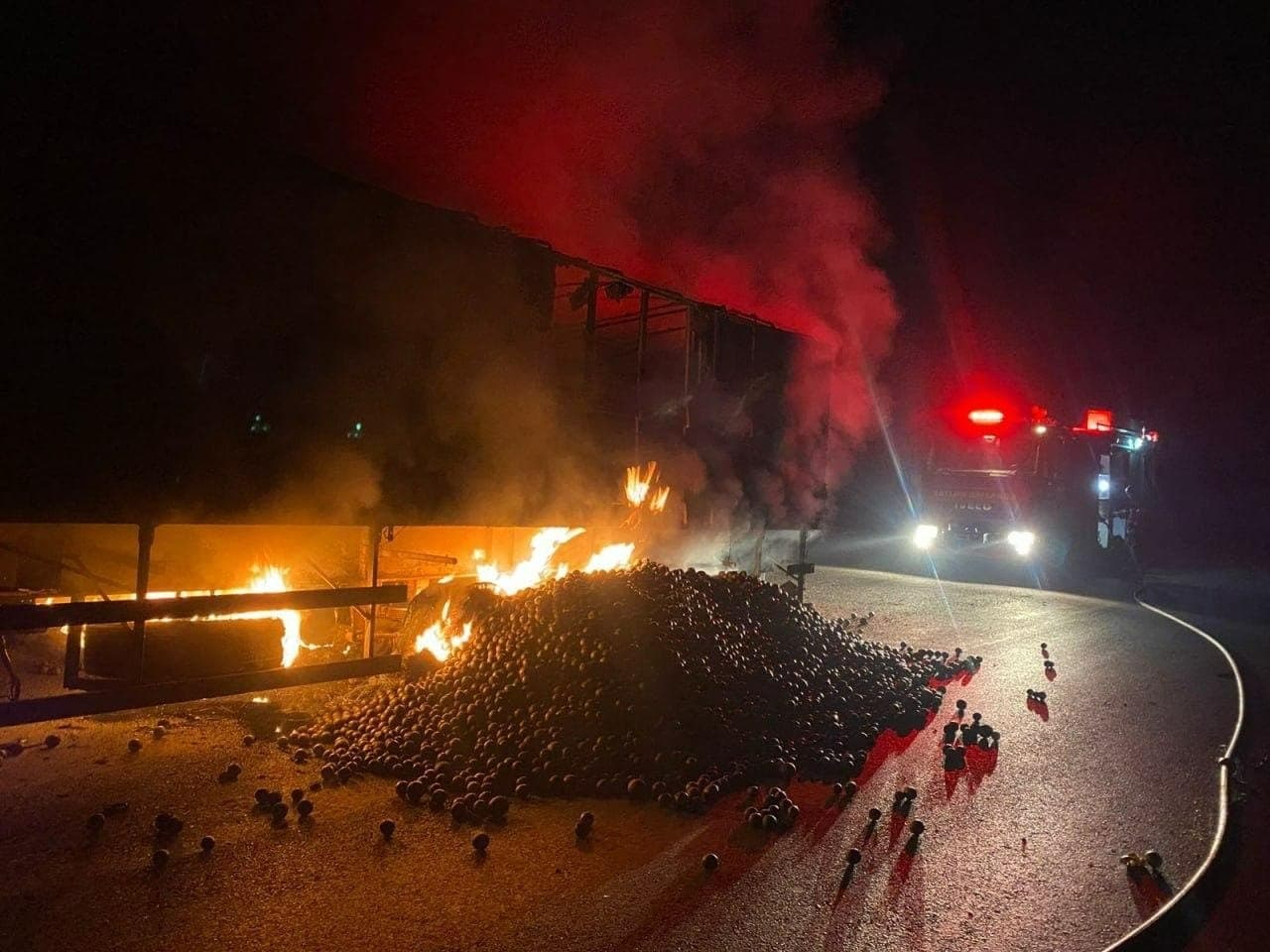 Incêndio em carreta após tombamento , na MG-122