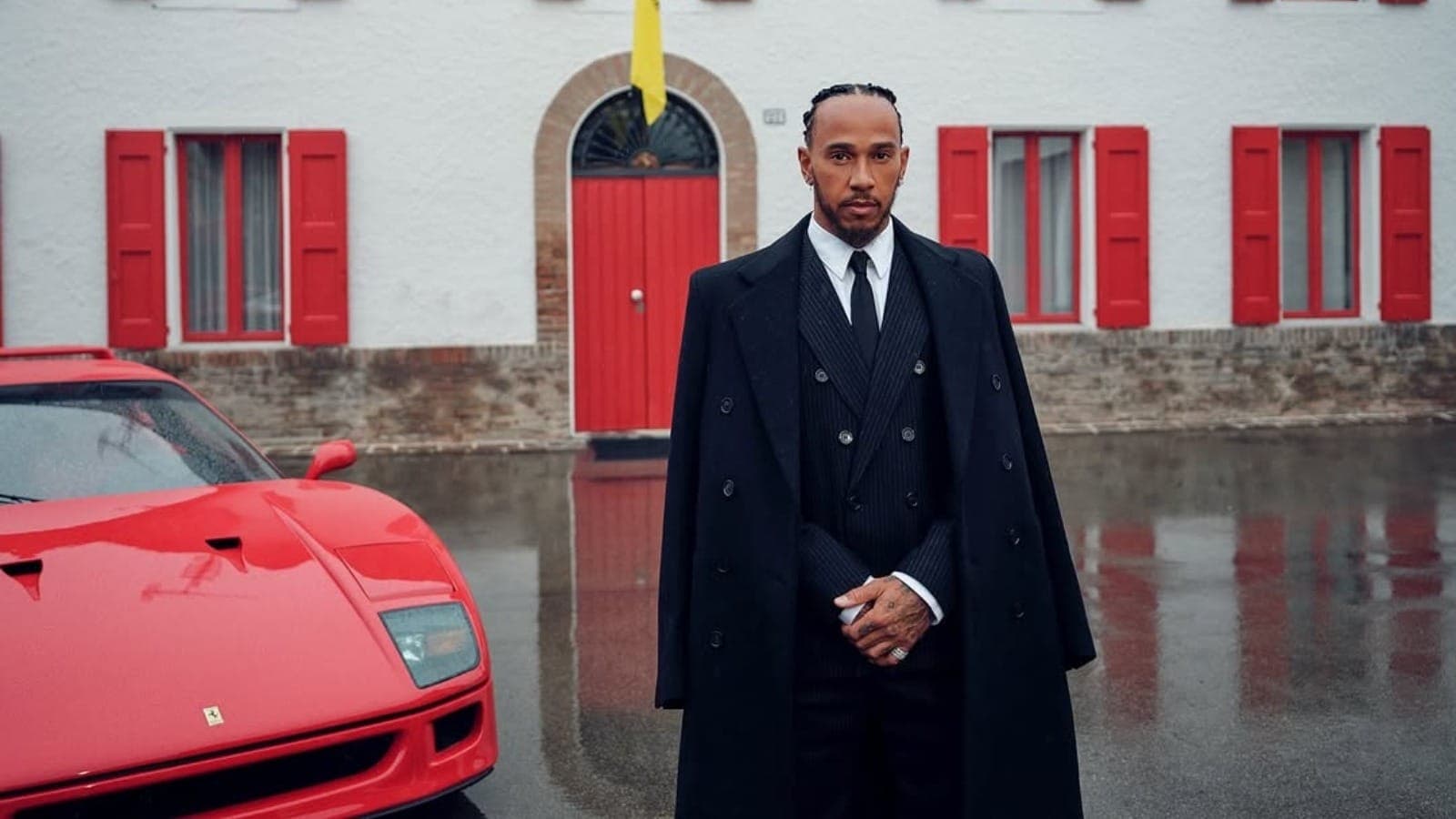 Lewis Hamilton na sede da Ferrari, em Maranello