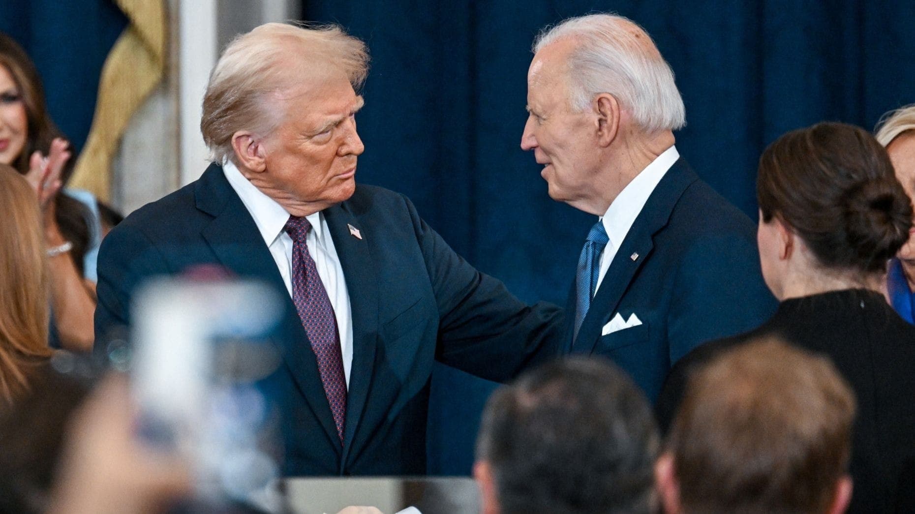 Trump e Biden durante cerimônia de posse no Capitólio