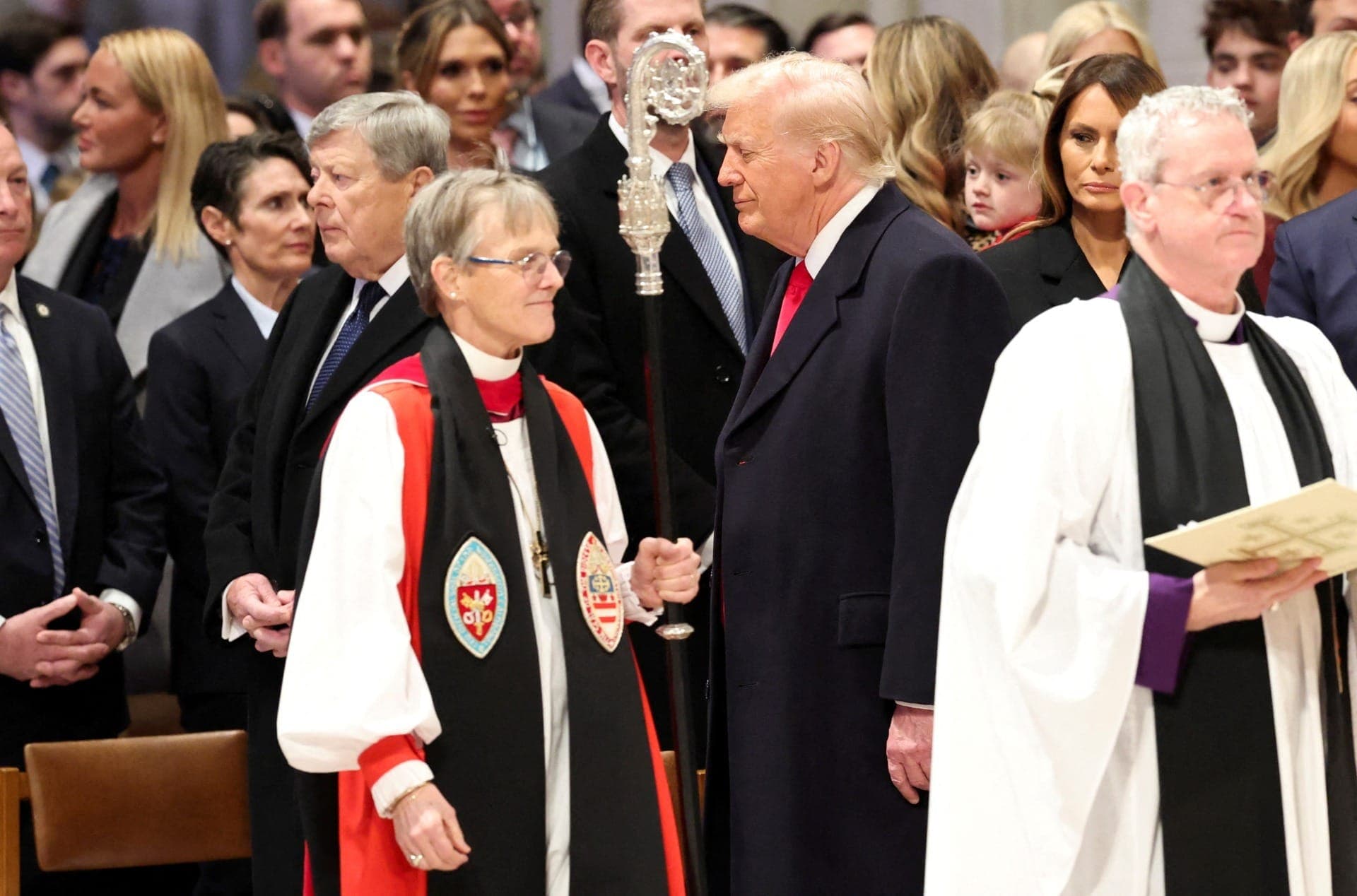 Mariann Edgar Budde comanda missa com presença de Donald Trump