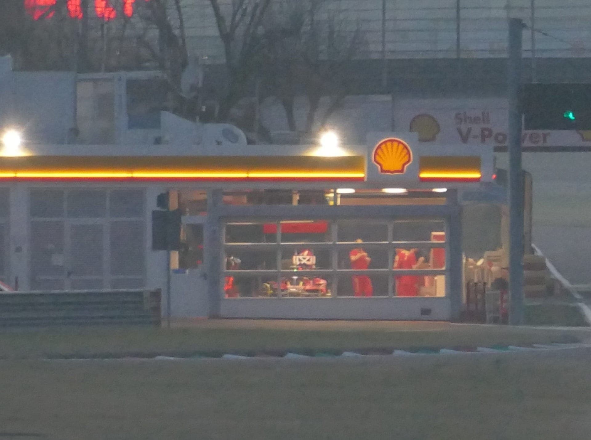 Mecânicos preparam carro para teste de Hamilton