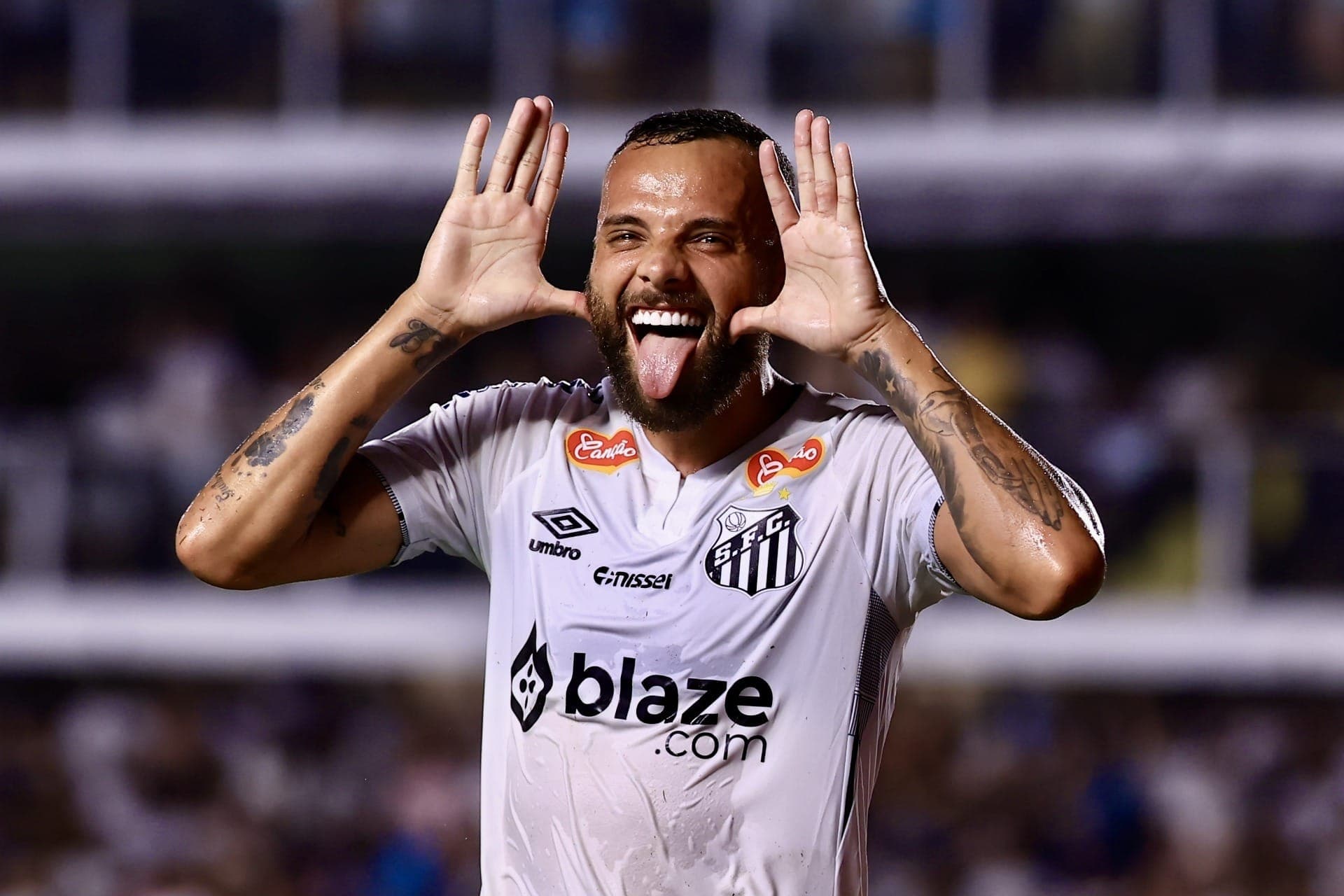 Guilherme imita comemoração típica de Neymar
