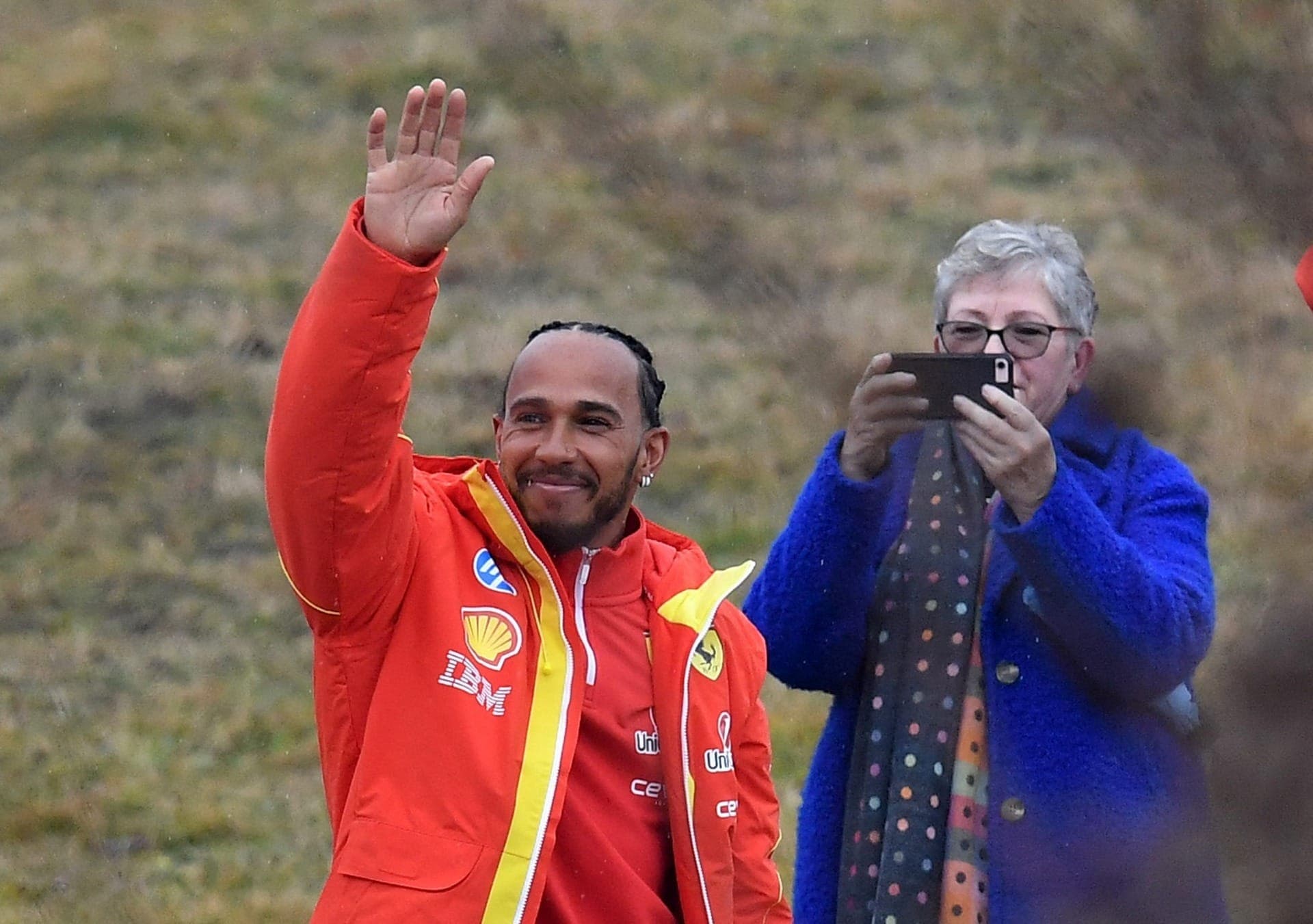 Mãe de Lewis Hamilton marca presença em estreia de filho pela Ferrari