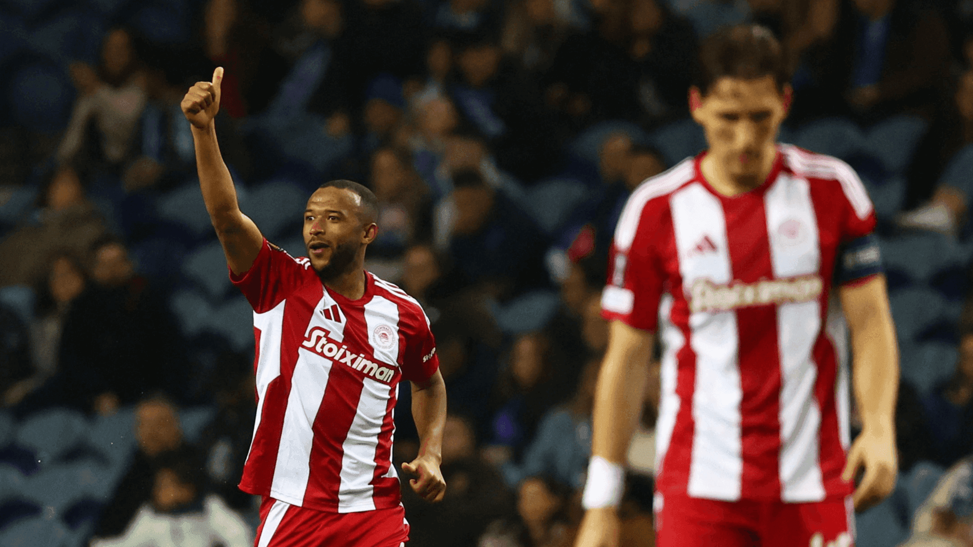 El Kaabi comemora o gol feito contra o Porto pela Liga Europa
