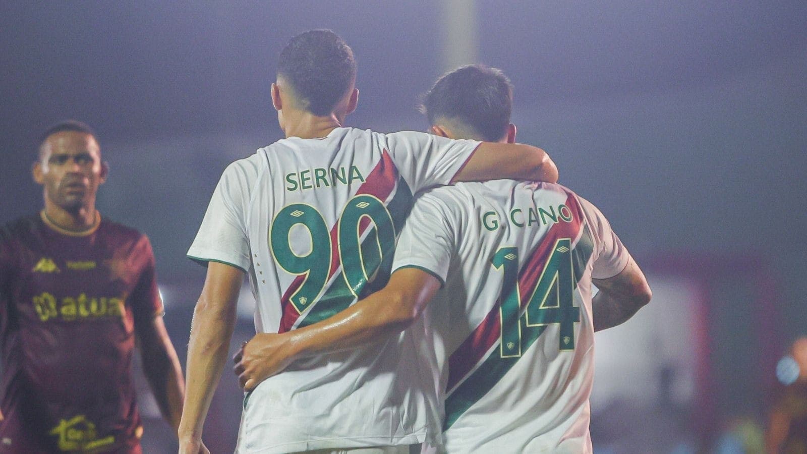 Kevin Serna e Germán Cano comemoram gol do Fluminense
