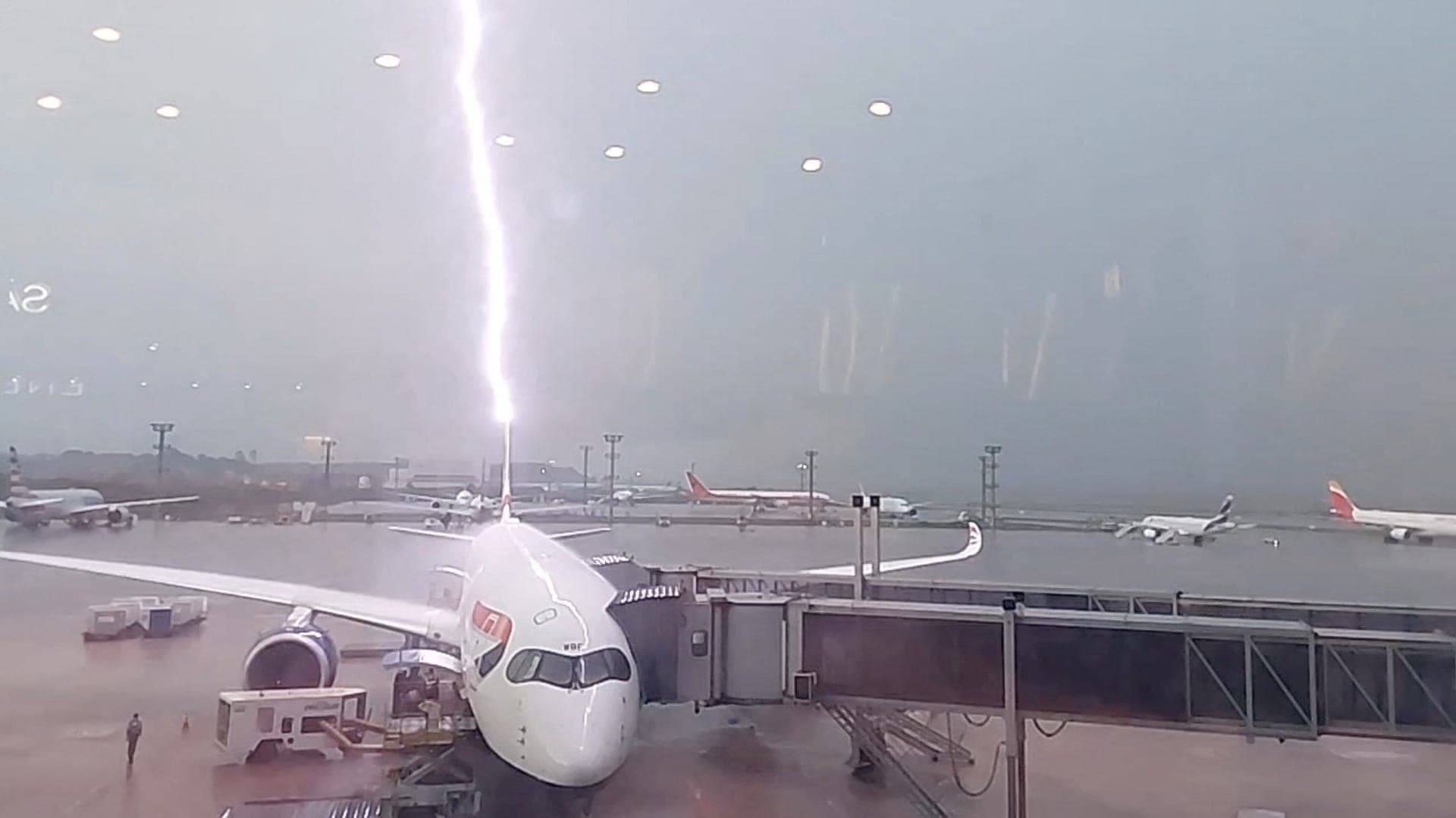 Avião estacionado no Aeroporto de Guarulhos é atingido por raio durante temporal